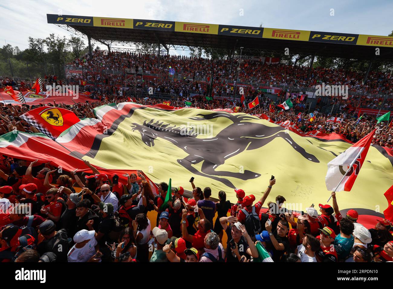Spettatori, appassionati Scuderia Ferrari durante il Gran Premio d'Italia 2023 di Formula 1 Pirelli, 14° appuntamento del Campionato Mondiale di Formula 1 2023 dal 1° al 3 settembre 2023 sull'autodromo Nazionale di Monza, a Monza, Italia - foto DPPI Foto Stock