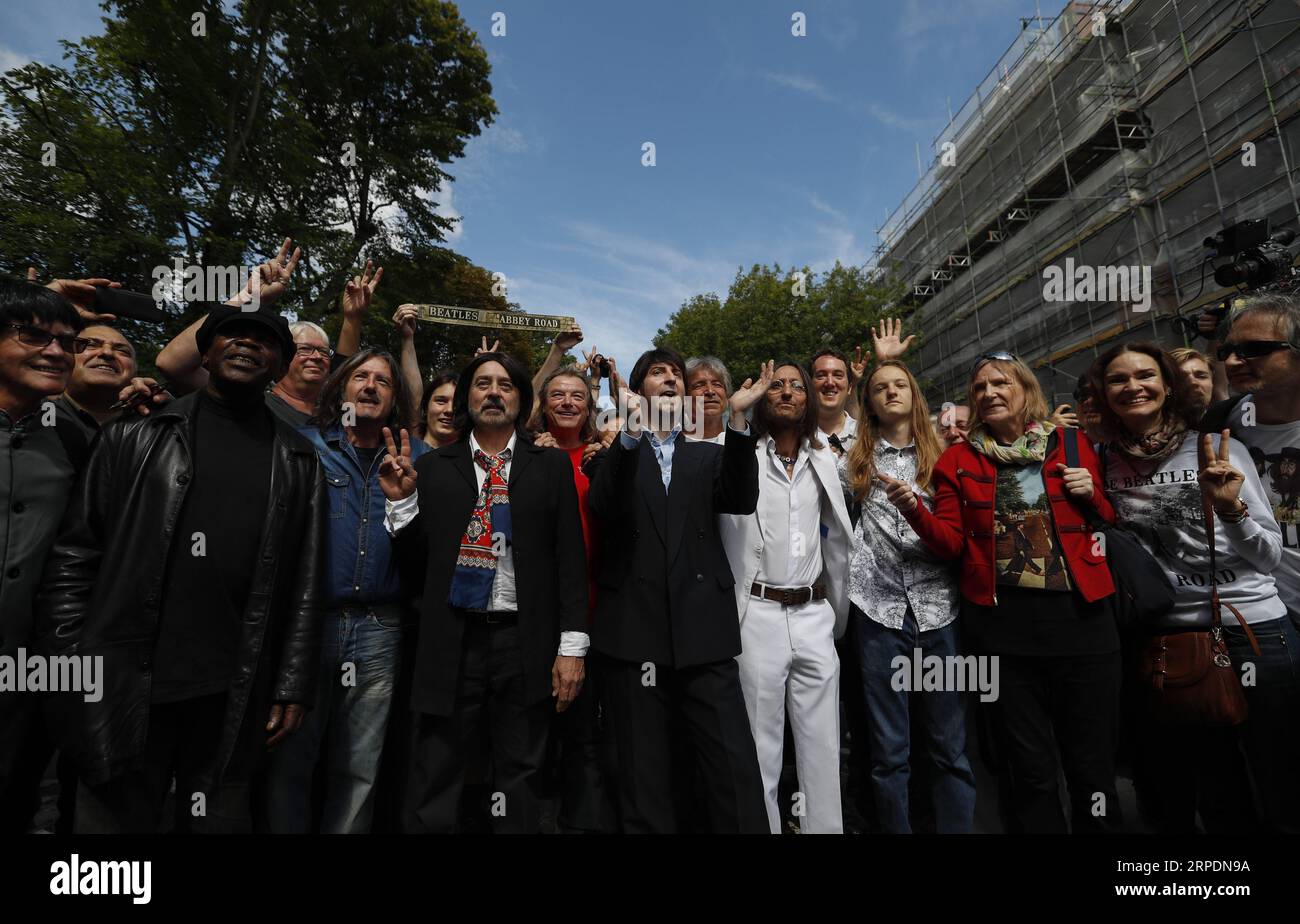 (190808) -- LONDRA, 8 agosto 2019 -- gli impersonatori dei Beatles si pongono dopo aver ricreato l'iconica copertina dell'album Abbey Road Photograph a Londra, Gran Bretagna, 8 agosto 2019. Esattamente 50 anni fa, i membri dei Beatles John Lennon, Paul McCartney, George Harrison e Ringo Starr camminarono sulla zebra attraversando fuori dal loro studio di registrazione nel nord di Londra per ottenere la copertina dell'album Abbey Road . ) BRITAIN-LONDON-BEATLES-ABBEY ROAD-PHOTOGRAPHY HANXYAN PUBLICATIONXNOTXINXCHN Foto Stock