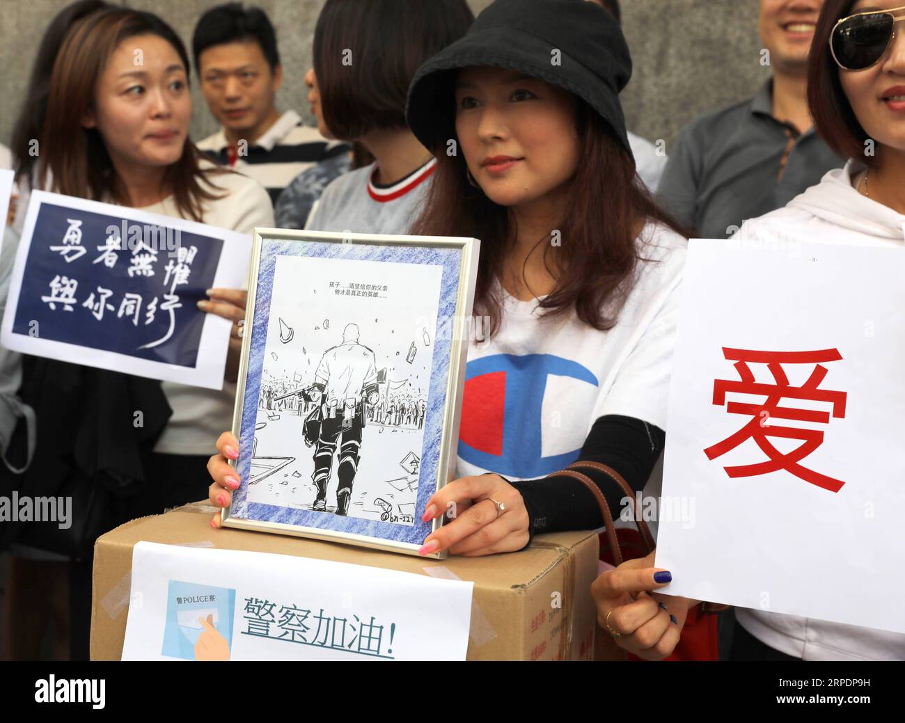 (190810) -- Hong Kong, 10 agosto 2019 -- i residenti si riuniscono al di fuori del quartier generale della polizia di Hong Kong per offrire beni e carte di benedizione, tra cui un cartone animato raffigurante un agente di polizia di Hong Kong, a Hong Kong, nel sud della Cina, 9 agosto 2019. ) CINA-HONG KONG-RESIDENTI-POLIZIA-SOSTEGNO (CN) WUXXIAOCHU PUBLICATIONXNOTXINXCHN Foto Stock