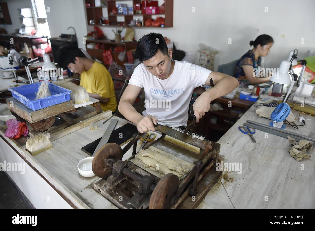 190810) -- NANCHANG, 10 agosto 2019 -- i membri del personale fabbricano  prodotti a pennello in un laboratorio nella città di Wengang della contea  di Jinxian, nella provincia orientale dello Jiangxi della