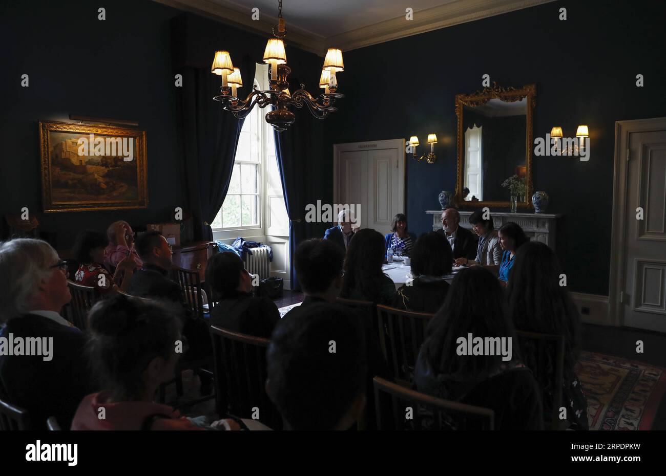(190810) -- CAMBRIDGE, 10 agosto 2019 -- Poets and Scholars attend a Poetry Forum at the 5th Cambridge Xu Zhimo Poetry and Art Festival 2019 at King S College, University of Cambridge, a Cambridge, Britain il 9 agosto 2019. IL giardino commemorativo di Xu Zhimo apre al King S College Cambridge ) BRITAIN-CAMBRIDGE-XU ZHIMO-POETRY AND ART FESTIVAL HanxYan PUBLICATIONxNOTxINxCHN Foto Stock