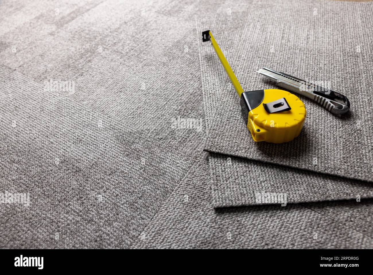 montaggio di piastrelle per tappeti. materiale per pavimentazioni Foto Stock