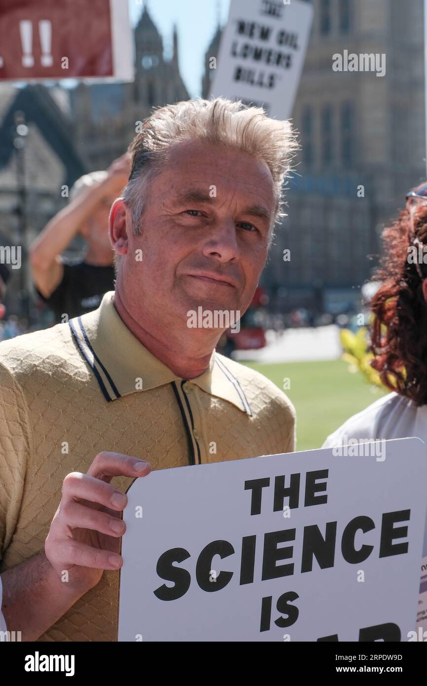 Parliament Square, Londra, Regno Unito. 4 settembre 2023. Attivisti tra cui TV Celebrity e Wildlife Presenter, Chris Packham e Jenny Jones, Baronessa Jones di Moulsecoomb si riuniscono presso le camere del Parlamento come il ritorno del deputato dopo la pausa estiva per protestare contro il governo che rilascia nuove licenze per progetti di petrolio e gas. Credit Mark Lear / Alamy Live News Foto Stock