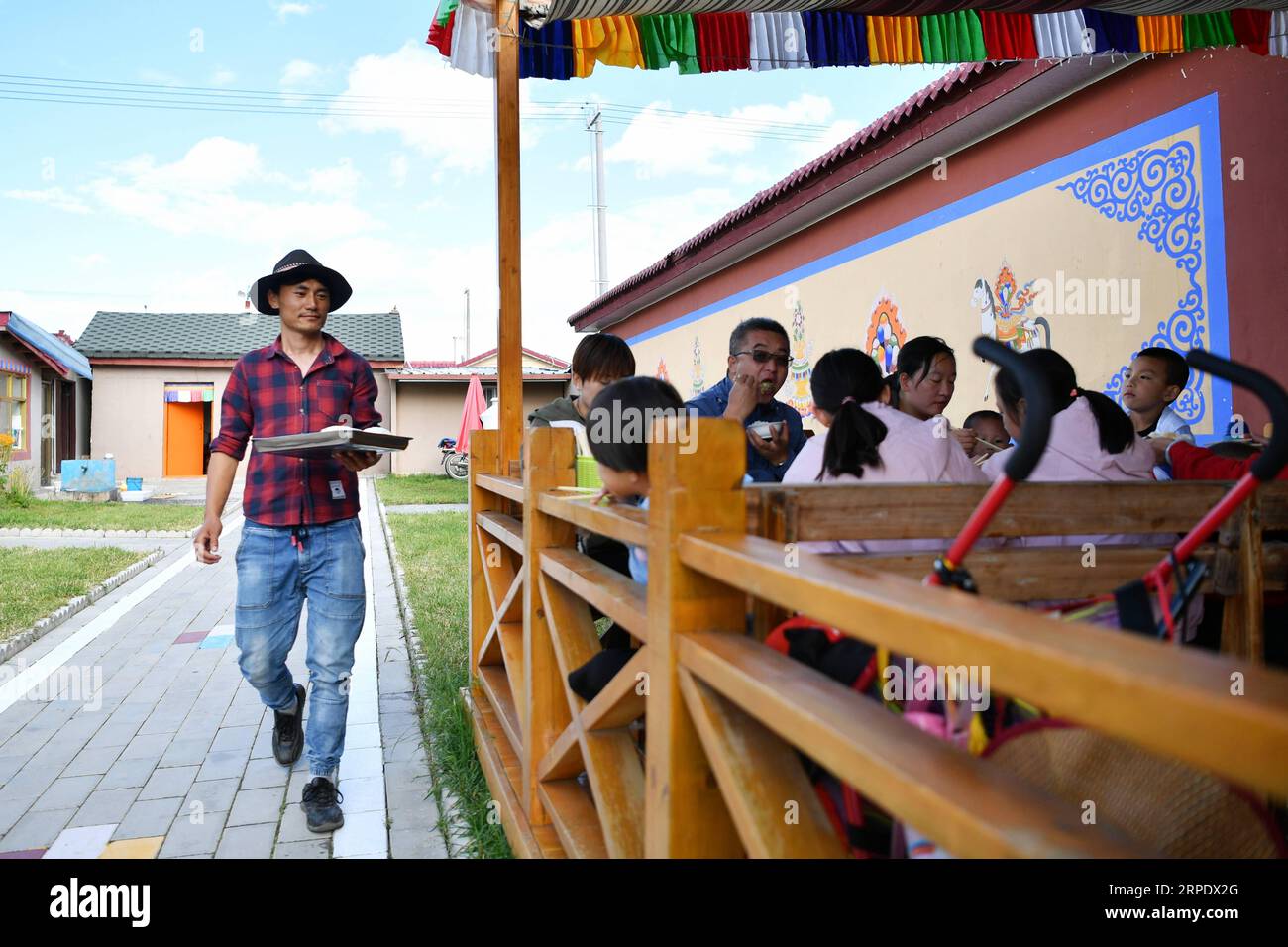 (190813) -- GANNAN, 13 agosto 2019 -- Un villaggio serve piatti per gli ospiti nel villaggio di Gaxiu di Gahai Township, Luqu County, Gannan Tibetan Autonomous Prefecture, provincia del Gansu della Cina nord-occidentale, 13 agosto 2019. Negli ultimi anni, Gannan ha promosso la cultura e l'industria turistica per aumentare il reddito della popolazione locale. ) CHINA-GANSU-GANNAN-TOURISM (CN) ChenxBin PUBLICATIONxNOTxINxCHN Foto Stock