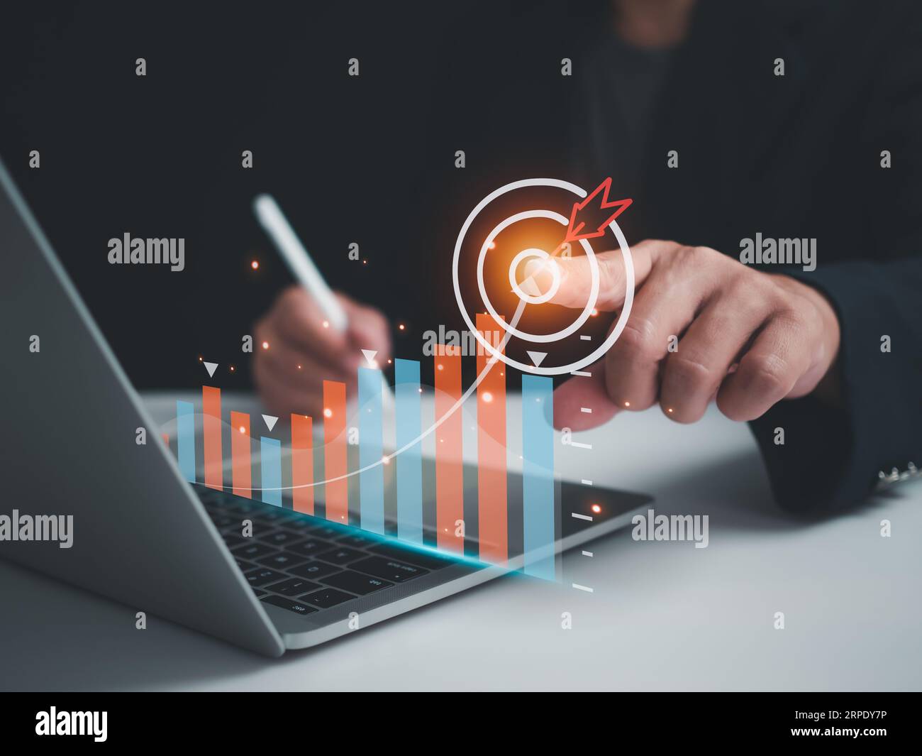 Uomo d'affari che indica l'obiettivo. Concetto aziendale. concetto di gestione concetto di business planning Foto Stock