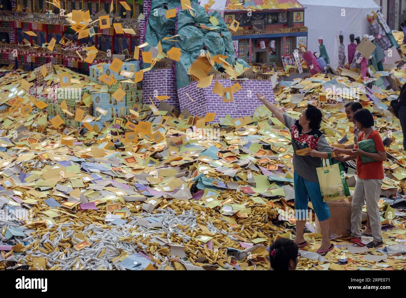 (190815) - MEDAN, 15 agosto 2019 -- la gente offre carta joss per onorare i loro antenati durante il Festival Hungry Ghost a Medan di North Sumatra, Indonesia, 15 agosto 2019. L'Hungry Ghost Festival viene celebrato il 15° giorno del settimo mese lunare. (Foto di /Xinhua) INDONESIA-MEDAN-HUNGRY GHOST FESTIVAL AlberthxDamanik PUBLICATIONxNOTxINxCHN Foto Stock