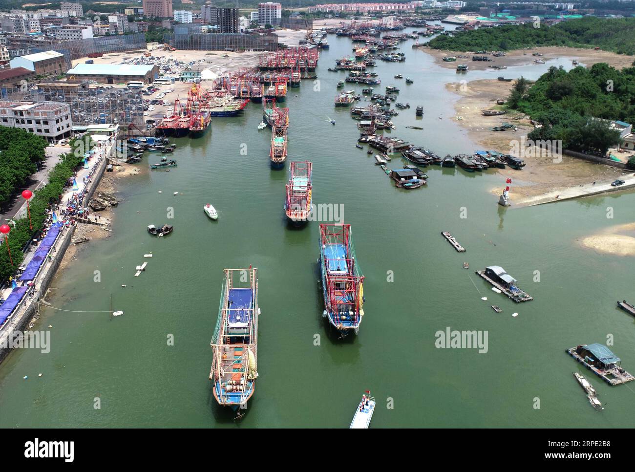 (190816) -- FANGCHENGGANG, 16 agosto 2019 -- foto aerea scattata il 16 agosto 2019 mostra i pescherecci che navigano verso il mare nel porto di Qisha di Fangchenggang, nella regione autonoma Guangxi Zhuang della Cina meridionale. Le barche da pesca sono pronte a pescare dopo il divieto di pesca di tre mesi e mezzo nel Golfo di Beibu del Guangxi. ) CINA-GUANGXI-FISHING (CN) ZhouxHua PUBLICATIONxNOTxINxCHN Foto Stock