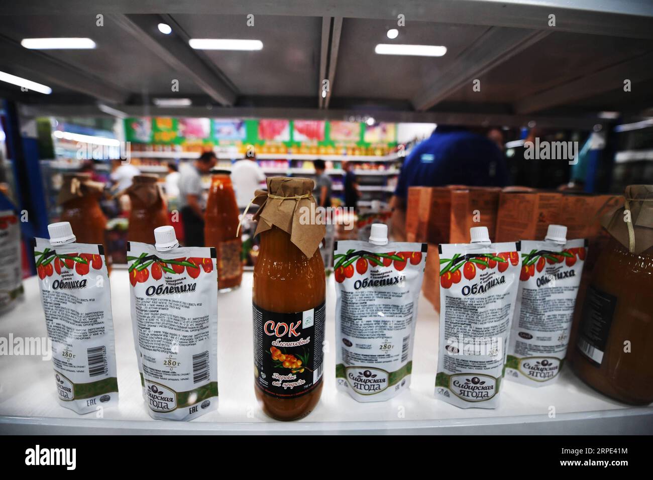 (190817) -- TACHENG, 17 agosto 2019 -- People Purchase at the Bakti China-Kazakistan border trade center in Tacheng, regione autonoma dello Xinjiang Uygur della Cina nordoccidentale, 15 agosto 2019. Da quando il centro commerciale è entrato in funzione il 18 giugno, il mercato ha ricevuto 89.000 visite a partire dal 15 agosto, con un volume commerciale totale che ha raggiunto i 25 milioni di yuan (circa 3,6 milioni di dollari USA). CHINA-XINJIANG-TACHENG-BORDER TRADE (CN) SADAT PUBLICATIONXNOTXINXCHN Foto Stock