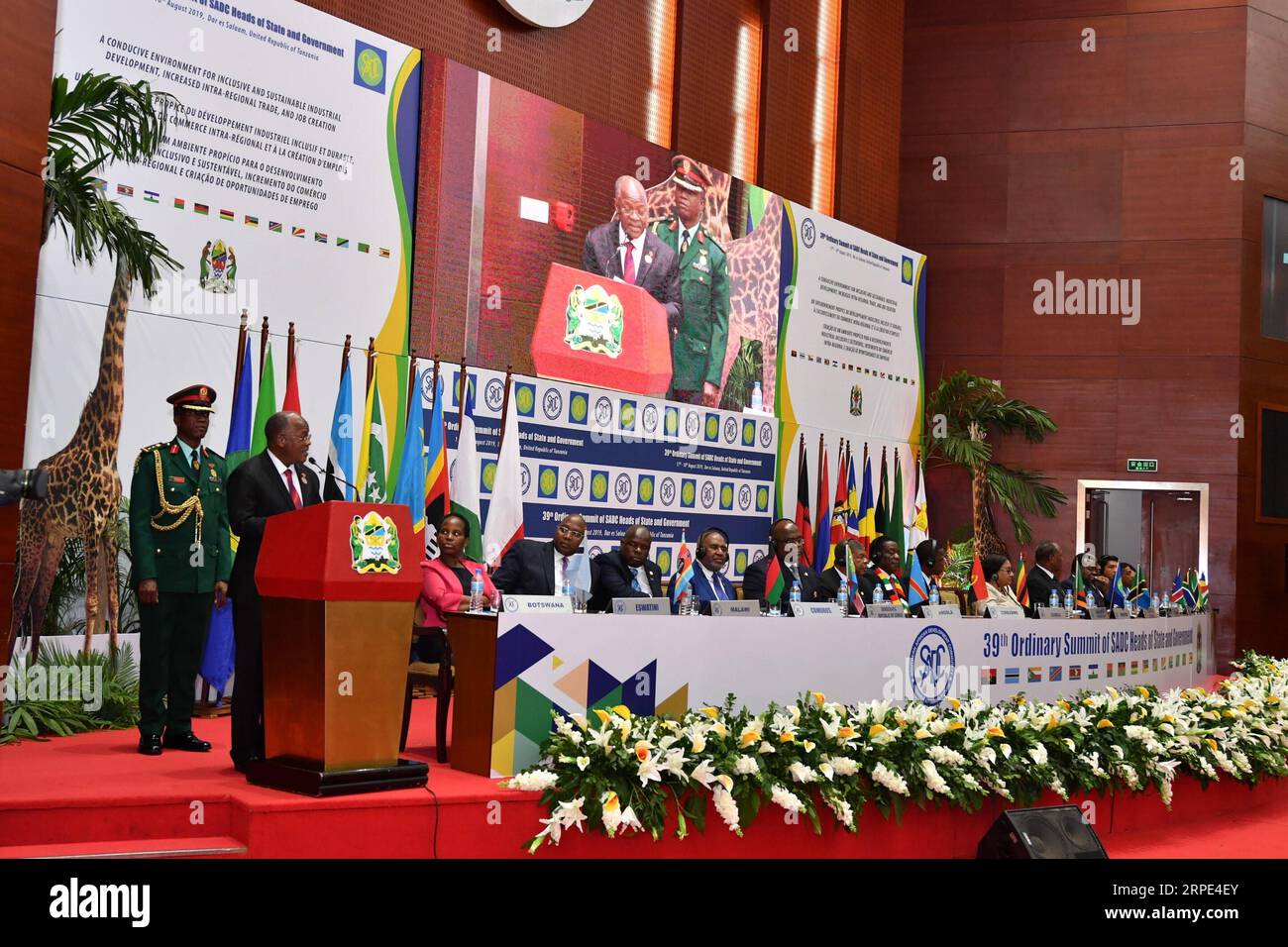 (190817) -- dar es SALAAM, 17 agosto 2019 (Xinhua) -- il presidente tanzaniano John Magufuli (1st L, fronte) tiene un discorso durante il 39 ° vertice ordinario dei capi di Stato e di governo della Comunità per lo sviluppo dell'Africa australe (SADC) a Dar es Salaam, Tanzania, il 17 agosto 2019. Il vertice si svolge a Dar es Salaam nell'ambito del tema ambiente favorevole per lo sviluppo industriale inclusivo e sostenibile, aumento degli scambi commerciali interni e creazione di posti di lavoro. (XINHUA) TANZANIA-DAR ES SALAAM-SADC-SUMMIT PUBLICATIONXNOTXINXCHN Foto Stock