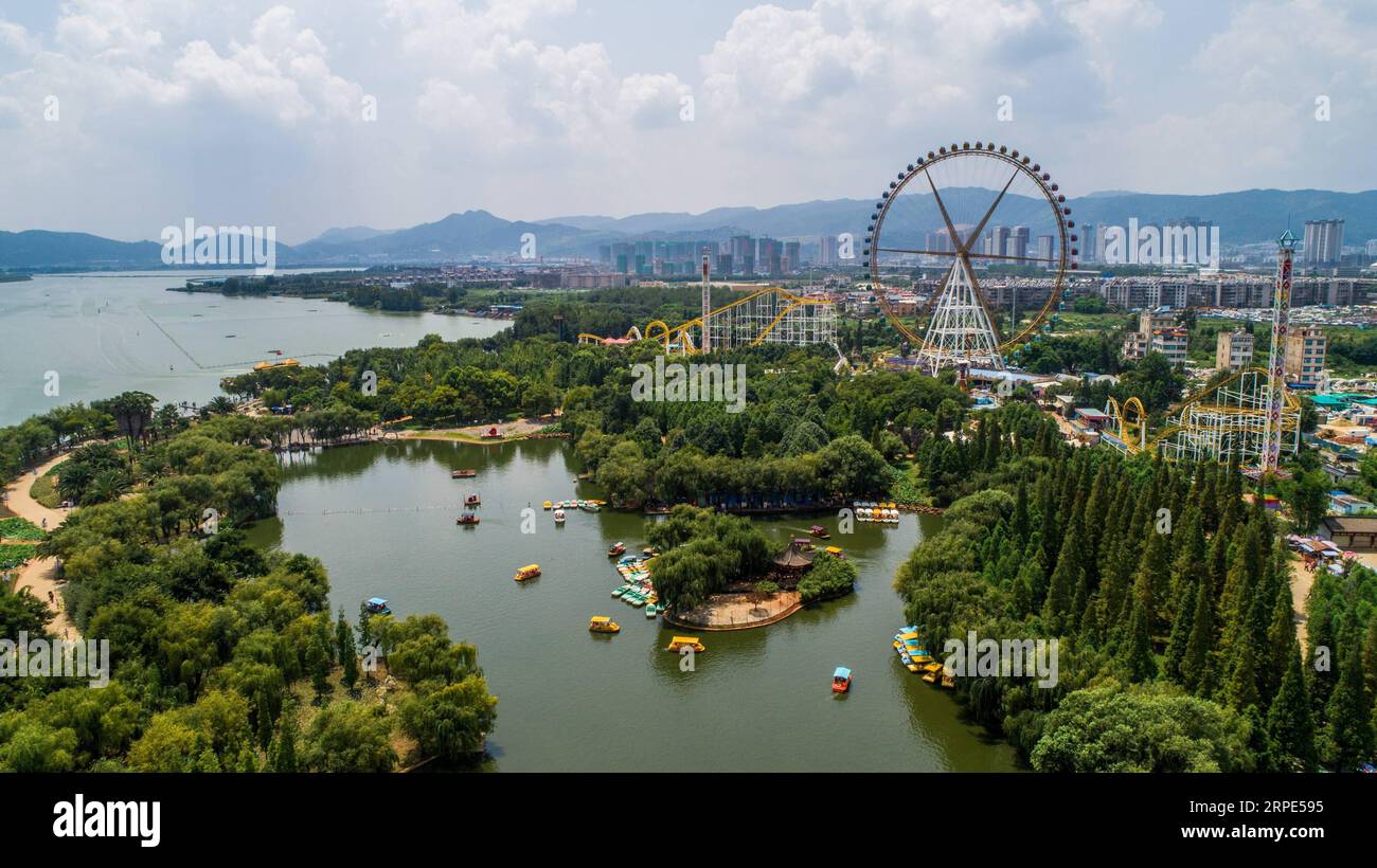 190818 -- KUNMING, 18 agosto 2019 -- foto aerea scattata il 17 agosto 2019 mostra una vista del Parco Daguan a Kunming, nella provincia dello Yunnan della Cina sud-occidentale. Come capitale provinciale dello Yunnan, Kunming non è solo un centro di trasporto e informazione, ma anche un centro regionale per gli affari politici, economici, culturali, educativi, scientifici e sociali. I climi miti della città permettono ai fiori freschi e ai verdi lussureggianti di crescere tutto l'anno, rendendola un luogo piacevole da visitare e da vivere. CHINA-YUNNAN-KUNMING-VISTA AEREA CN HUXCHAO PUBLICATIONXNOTXINXCHN Foto Stock