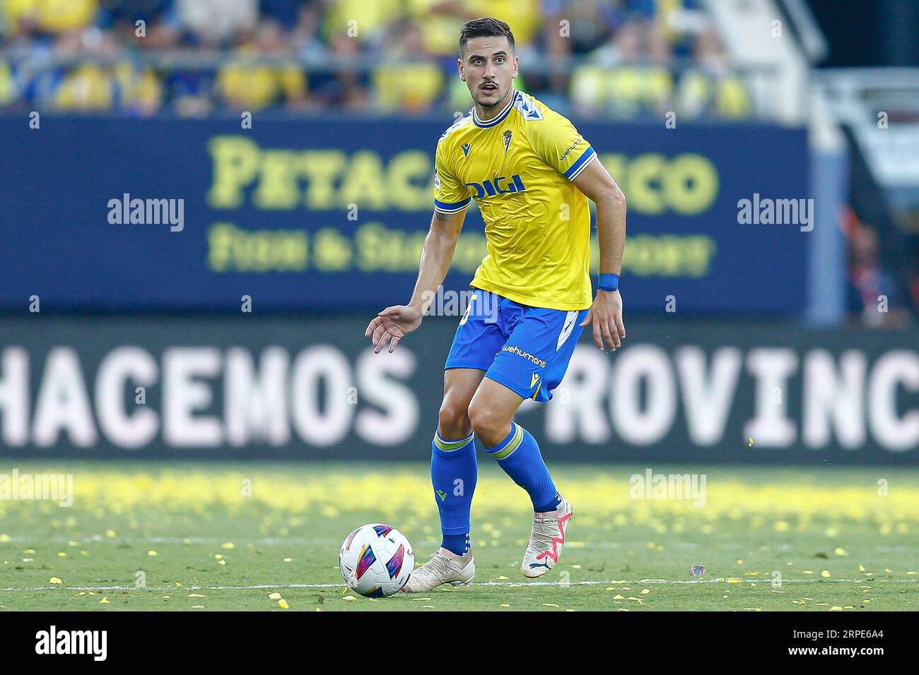 Javi Hernandez di Cadice durante la partita di la Liga tra Cadice CF e Villarreal CF giocata al Nuevo Mirandilla Stadium il 1 settembre a Cadice, in Spagna. (Foto di Antonio Pozo / PRESSINPHOTO) Foto Stock