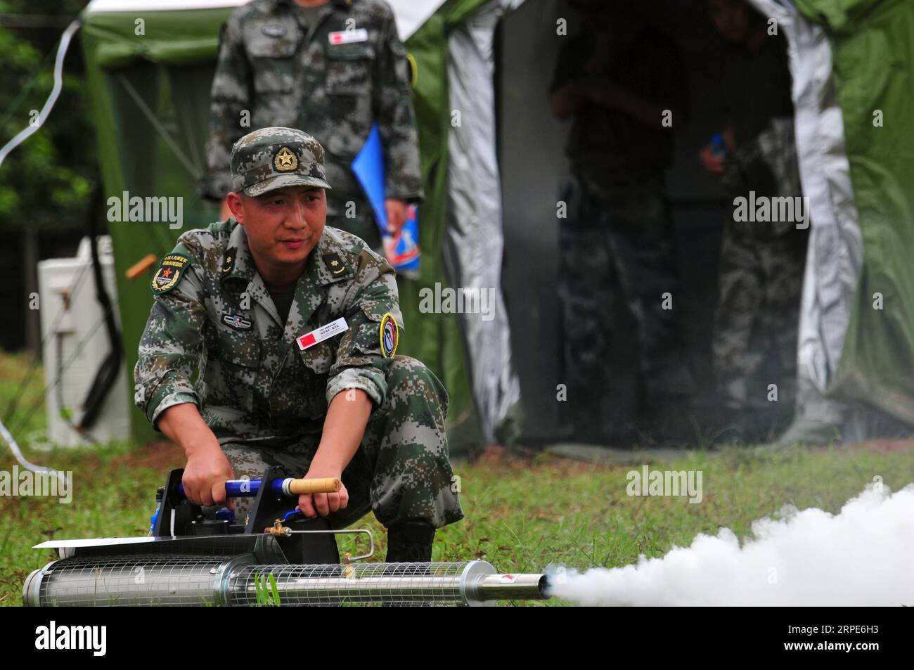 (190819) -- VIENTIANE, 19 agosto 2019 -- i partecipanti prendono parte alle esercitazioni complete di prevenzione e controllo delle epidemie durante il Peace Train-2019 China-Laos Humanitarian and Medical Joint Rescue Exercise in Vientiane, capitale del Laos, 18 agosto 2019. ) LAOS-VIENTIANE-CHINA-ARMY-PEACE TRAIN-EXERCISE ZHANGXJIANHUA PUBLICATIONXNOTXINXCHN Foto Stock