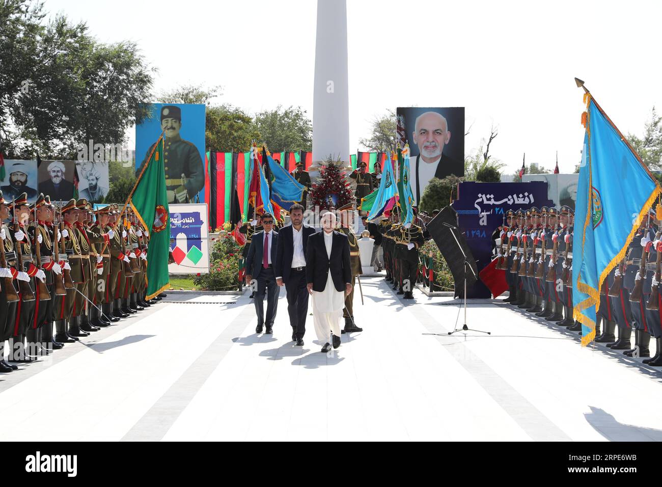 (190819) -- KABUL, 19 agosto 2019 () -- il presidente afghano Mohammad Ashraf Ghani (C,front) partecipa alla celebrazione del 100° anniversario della giornata dell'indipendenza del paese a Kabul, capitale dell'Afghanistan, 19 agosto 2019. Lunedì scorso il Presidente afghano Mohammad Ashraf Ghani si è impegnato a combattere il terrorismo fino a quando la minaccia delle reti terroristiche non è stata smantellata. Questo è il nostro fermo impegno nella lotta contro Daesh (gruppo dello Stato Islamico) e altre reti terroristiche fino a quando non saranno completamente distrutte, ha affermato Ghani in un discorso che segna il 100° anniversario della giornata dell'indipendenza del paese. (Afghanistan Pre Foto Stock