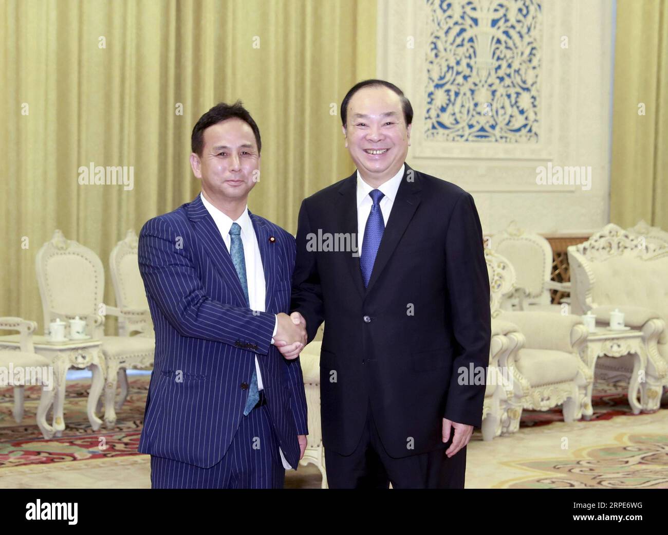 (190819) -- PECHINO, 19 agosto 2019 -- Huang Kunming (R), membro dell'Ufficio politico del Comitato centrale del Partito Comunista Cinese (CPC) e capo del dipartimento pubblicitario del Comitato centrale del PCC, incontra una delegazione di giovani politici giapponesi guidati da Kiyohiko Toyama, membro del nuovo partito Komeito, a Pechino, capitale della Cina, 19 agosto 2019. ) CHINA-BEIJING-HUANG KUNMING-YOUNG JAPANESE POLITICS-MEETING (CN) DINGXLIN PUBLICATIONXNOTXINXCHN Foto Stock