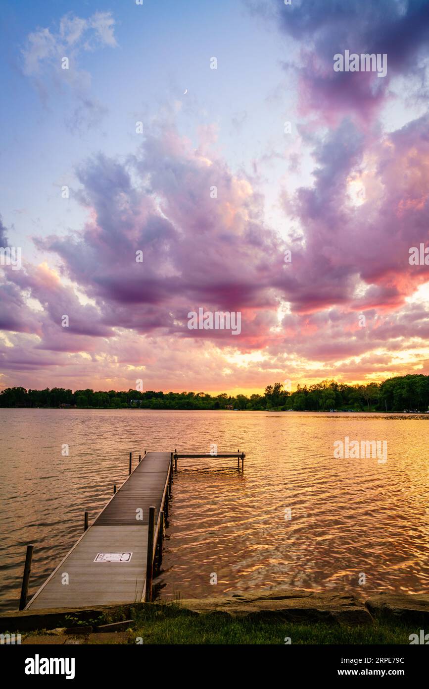 Spettacolare tramonto sul lago Wing nella cittadina di Bloomfield nel Michigan Foto Stock