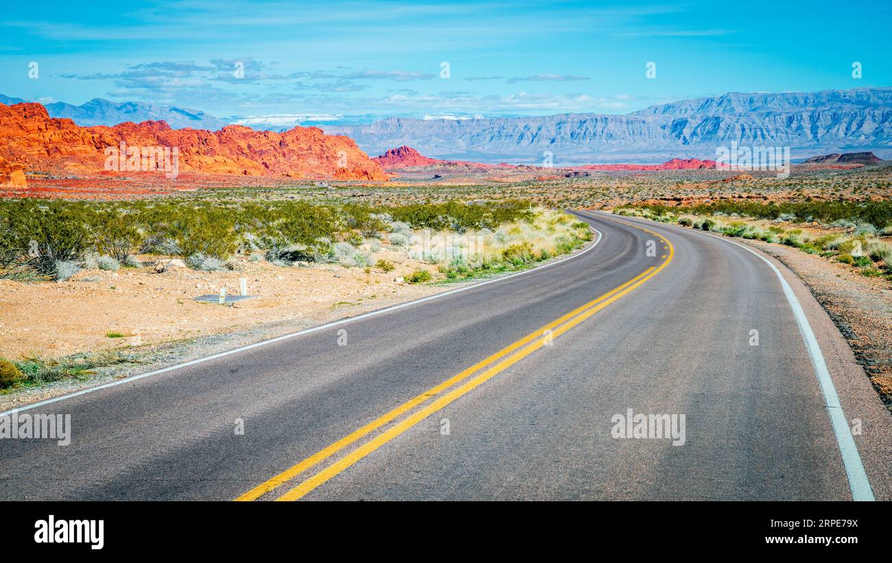 La strada attraverso la Valle del Fuoco parco dello stato del Nevada Foto Stock