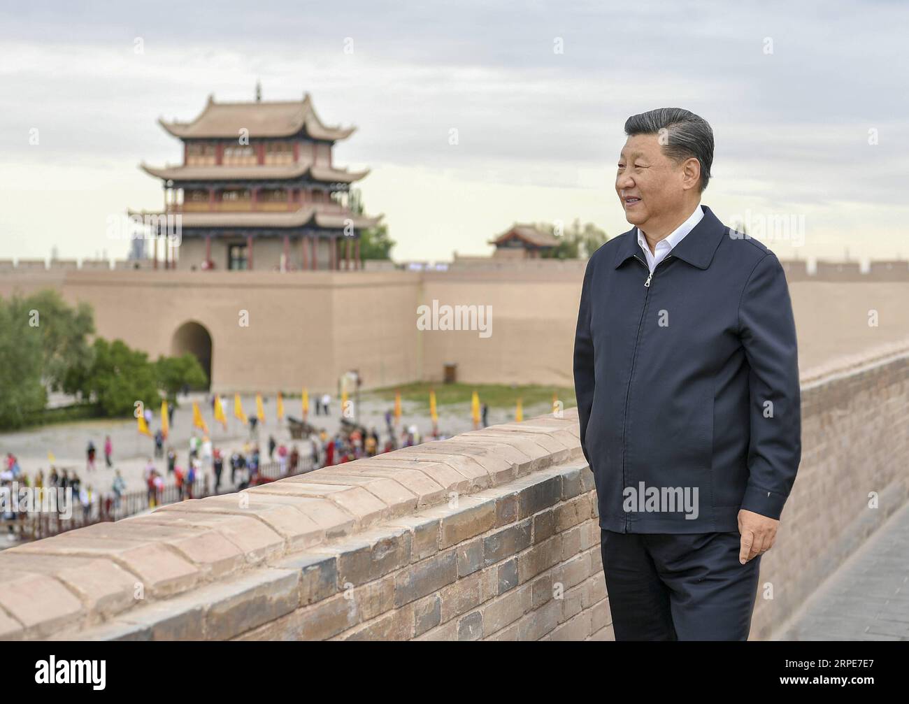 (190820) -- JIAYUGUAN, 20 agosto 2019 -- il presidente cinese Xi Jinping, anche segretario generale del Comitato centrale del Partito Comunista Cinese e presidente della Commissione militare centrale, visita il passo Jiayu, una famosa parte della grande Muraglia nella città di Jiayuguan, durante il suo tour di ispezione nella provincia del Gansu della Cina nord-occidentale, 20 agosto 2019. XI ascoltò anche un'introduzione al background storico e culturale della grande Muraglia e dei passi nel corridoio di Hexi, parte dell'antica via della Seta nella Cina nord-occidentale. CHINA-GANSU-XI JINPING-INSPECTION (CN) XIEXHUANCHI PUBLICATIONXNOTXINXC Foto Stock