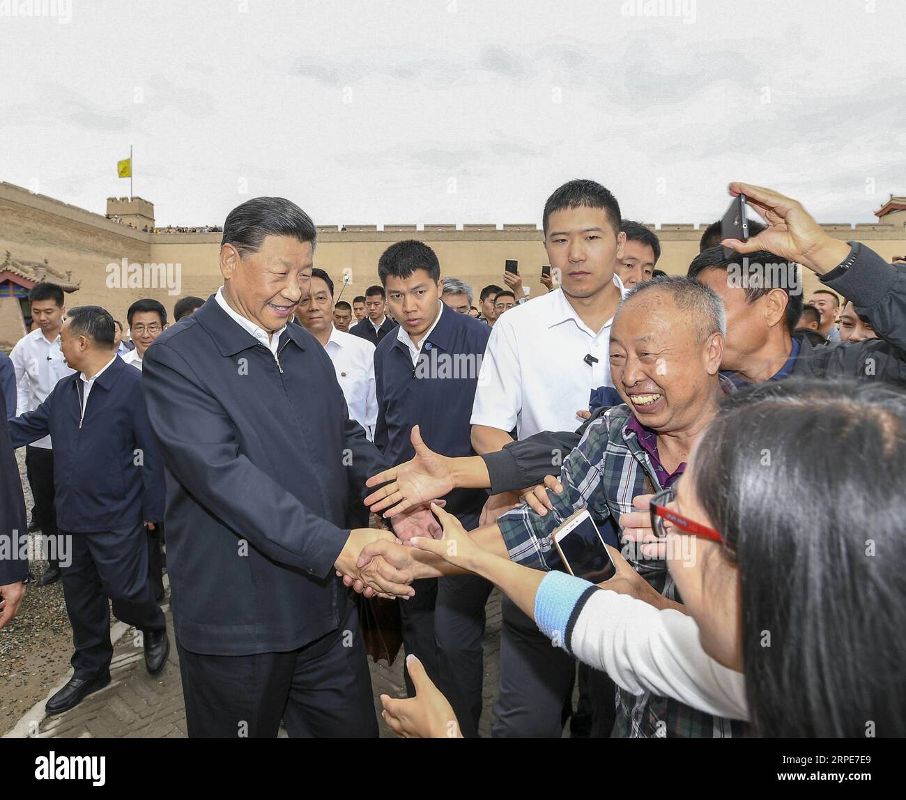 (190820) -- JIAYUGUAN, 20 agosto 2019 -- il presidente cinese Xi Jinping, anche segretario generale del Comitato centrale del Partito Comunista Cinese e presidente della Commissione militare centrale, visita il passo Jiayu, una famosa parte della grande Muraglia nella città di Jiayuguan, durante il suo tour di ispezione nella provincia del Gansu della Cina nord-occidentale, 20 agosto 2019. XI ascoltò anche un'introduzione al background storico e culturale della grande Muraglia e dei passi nel corridoio di Hexi, parte dell'antica via della Seta nella Cina nord-occidentale. CHINA-GANSU-XI JINPING-INSPECTION (CN) XIEXHUANCHI PUBLICATIONXNOTXINXC Foto Stock