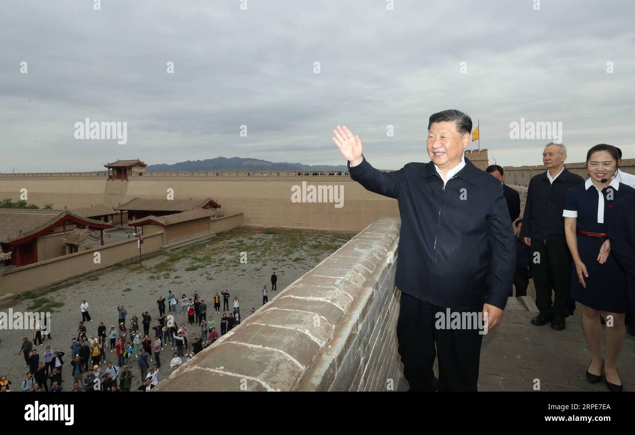 (190820) -- JIAYUGUAN, 20 agosto 2019 -- il presidente cinese Xi Jinping, anche segretario generale del Comitato centrale del Partito Comunista Cinese e presidente della Commissione militare centrale, visita il passo Jiayu, una famosa parte della grande Muraglia nella città di Jiayuguan, durante il suo tour di ispezione nella provincia del Gansu della Cina nord-occidentale, 20 agosto 2019. XI ascoltò anche un'introduzione al background storico e culturale della grande Muraglia e dei passi nel corridoio di Hexi, parte dell'antica via della Seta nella Cina nord-occidentale. CHINA-GANSU-XI JINPING-INSPECTION (CN) JUXPENG PUBLICATIONXNOTXINXCHN Foto Stock