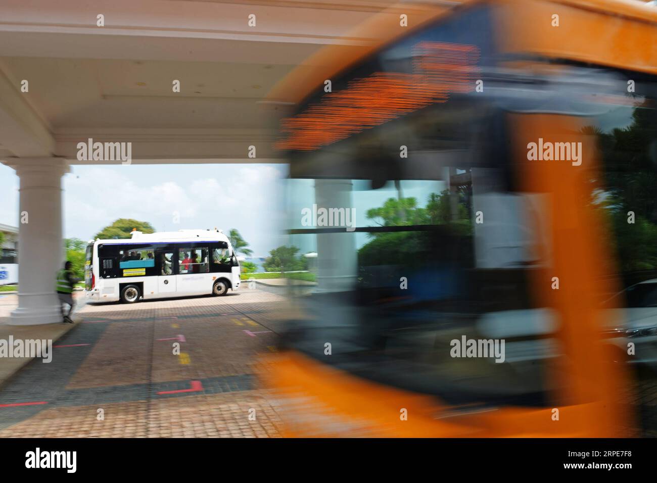 (190820) -- SINGAPORE, 20 agosto 2019 (Xinhua) -- una navetta autonoma su richiesta (L) corre sulla strada sull'isola di Sentosa di Singapore, 20 agosto 2019. Sviluppata da ST Engineering in collaborazione con il Ministero dei trasporti (MOT) e Sentosa Development Corporation (SDC), le navette autonome on demand inizieranno il processo pubblico dal 26 agosto al 15 novembre sull'isola di Sentosa. (Xinhua/poi Chih Wey) SINGAPORE-TRASPORTO-NAVETTA AUTONOMA-PROVA PUBBLICA PUBLICATIONxNOTxINxCHN Foto Stock