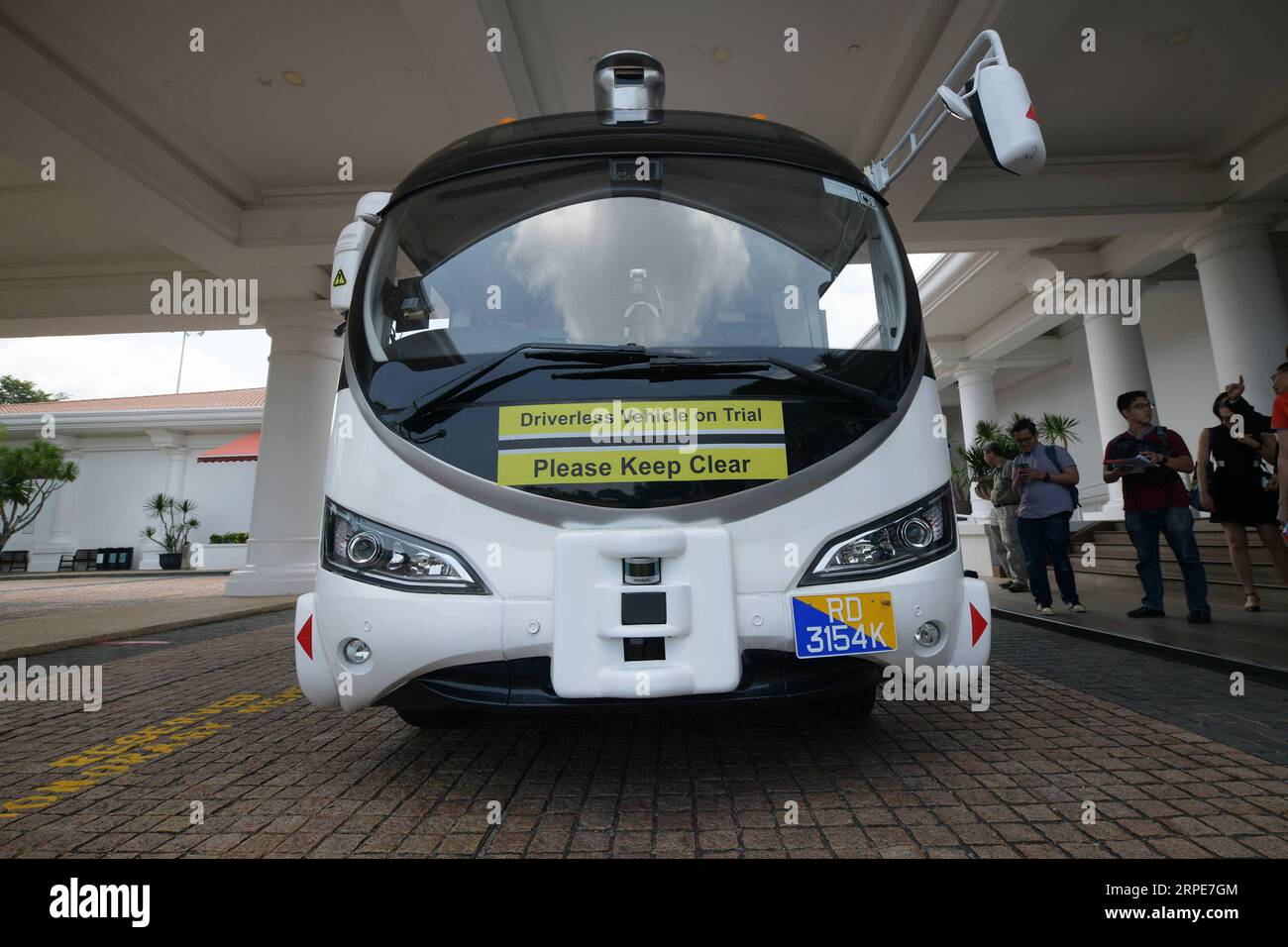 (190820) -- SINGAPORE, 20 agosto 2019 (Xinhua) -- una navetta autonoma su richiesta corre sulla strada sull'isola di Sentosa di Singapore, 20 agosto 2019. Sviluppata da ST Engineering in collaborazione con il Ministero dei trasporti (MOT) e Sentosa Development Corporation (SDC), le navette autonome on demand inizieranno il processo pubblico dal 26 agosto al 15 novembre sull'isola di Sentosa. (Xinhua/poi Chih Wey) SINGAPORE-TRASPORTO-NAVETTA AUTONOMA-PROVA PUBBLICA PUBLICATIONxNOTxINxCHN Foto Stock