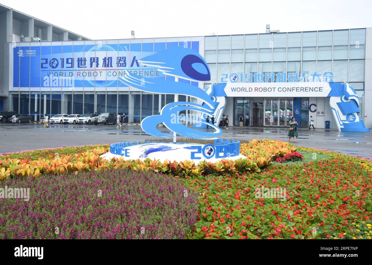 (190820) -- PECHINO, 20 agosto 2019 -- foto scattata il 20 agosto 2019 mostra il sito della World robot Conference del 2019 nel distretto di Daxing di Pechino, capitale della Cina. La World robot Conference 2019, tema Intelligent Ecosystem for a New Open era, è stata inaugurata martedì al Beijing Etrong International Exhibition & Convention Center. CHINA-BEIJING-2019 WRC-OPENING (CN) RenxChao PUBLICATIONxNOTxINxCHN Foto Stock