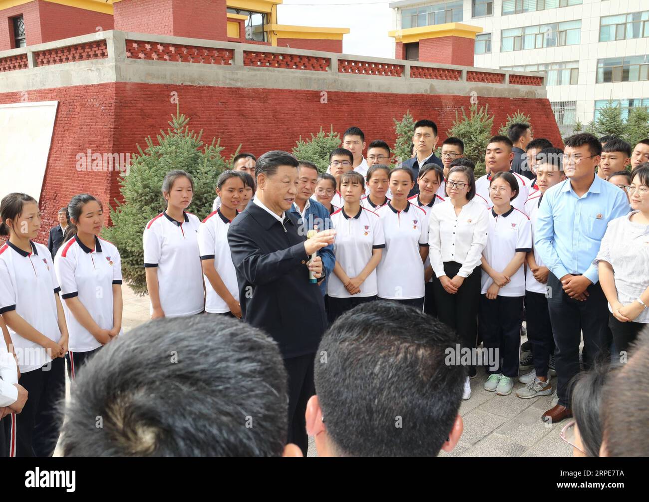 (190820) -- ZHANGYE, 20 agosto 2019 -- il presidente cinese Xi Jinping, anche segretario generale del Comitato centrale del Partito Comunista Cinese e presidente della Commissione militare centrale, fa un tour di ispezione alla Bailie School e a un ranch di cavalli nella contea di Shandan di Zhangye, provincia del Gansu della Cina nord-occidentale, 20 agosto 2019. ) CHINA-GANSU-SHANDAN COUNTY-XI JINPING-INSPECTION (CN) JUXPENG PUBLICATIONXNOTXINXCHN Foto Stock