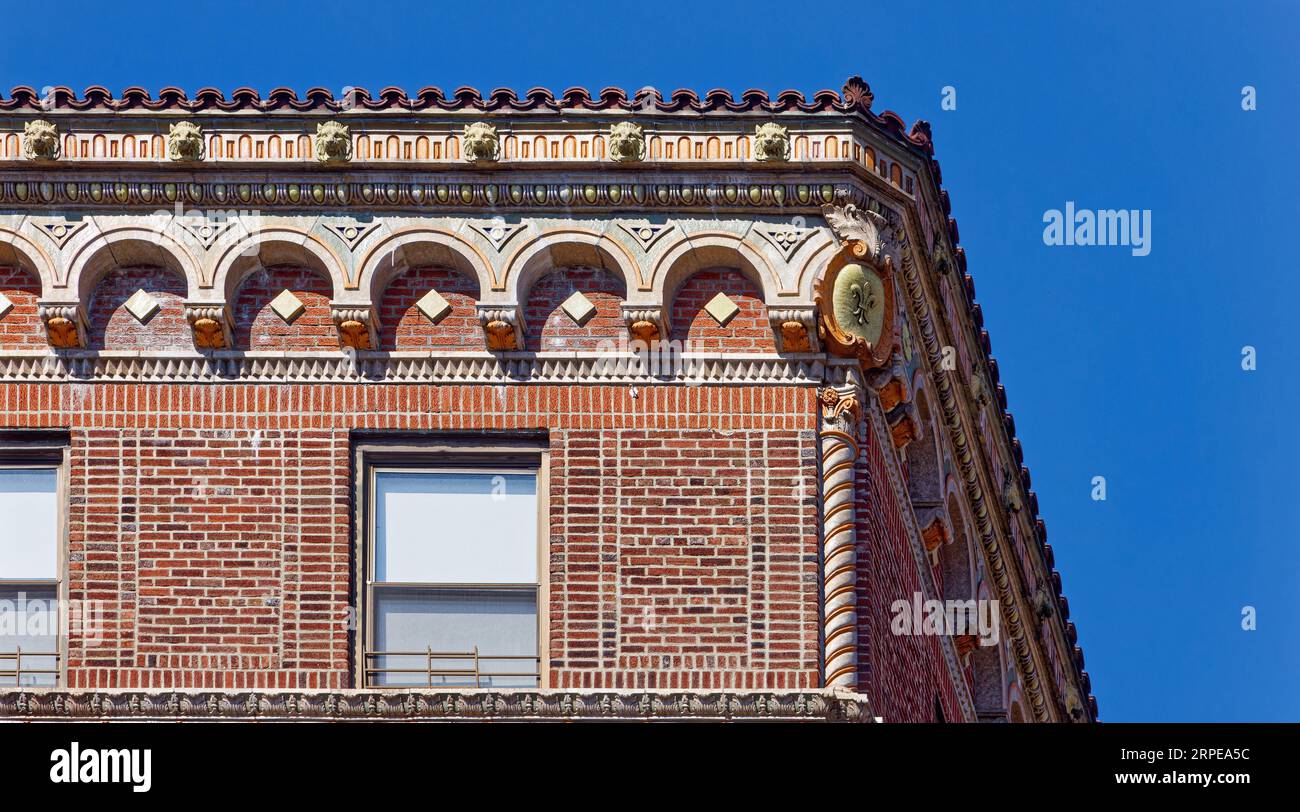Upper West Side: Emery Roth disegnò Chester Court, in coppia con Edna Court, su Amsterdam Avenue; il grattacielo è notevole per la terracotta policroma. Foto Stock