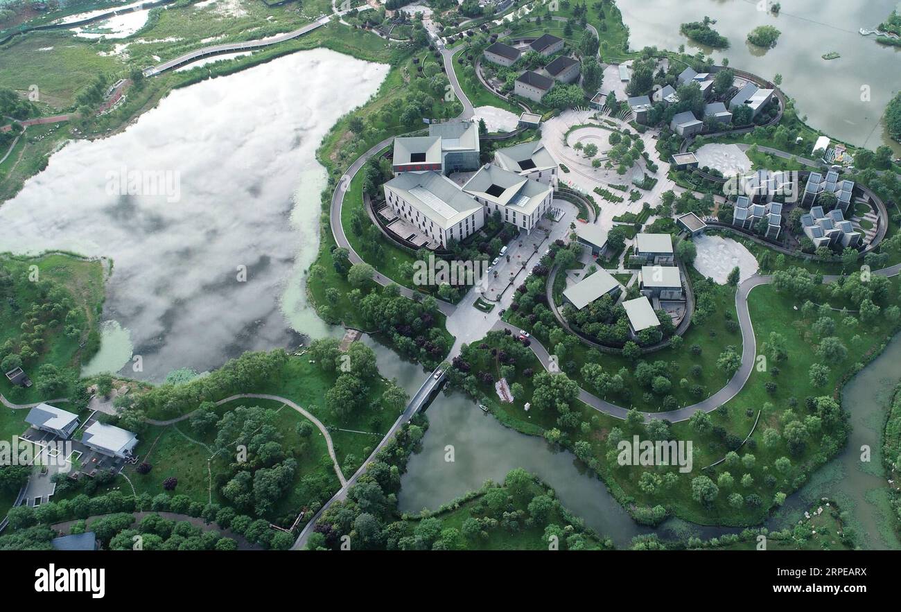 (190823) -- PECHINO, 23 agosto 2019 -- foto aerea scattata il 28 giugno 2019 mostra il parco espositivo Xi An situato nell'area ecologica di Chanba a Xi An, nella provincia dello Shaanxi della Cina nord-occidentale. Essendo una provincia senza sbocco sul mare, lo Shaanxi estende le aree di drenaggio del fiume Yangtze e del fiume giallo, i due fiumi più lunghi della Cina. Vanta parti principali delle Qinling Mountains, uno dei punti caldi della biodiversità in tutto il mondo, che divide le zone temperate settentrionali dalle zone subtropicali. Nel frattempo, lo Shaanxi è l'habitat di rari animali protetti. Negli ultimi anni, la provincia dello Shaanxi ha promosso l'ecologia Foto Stock