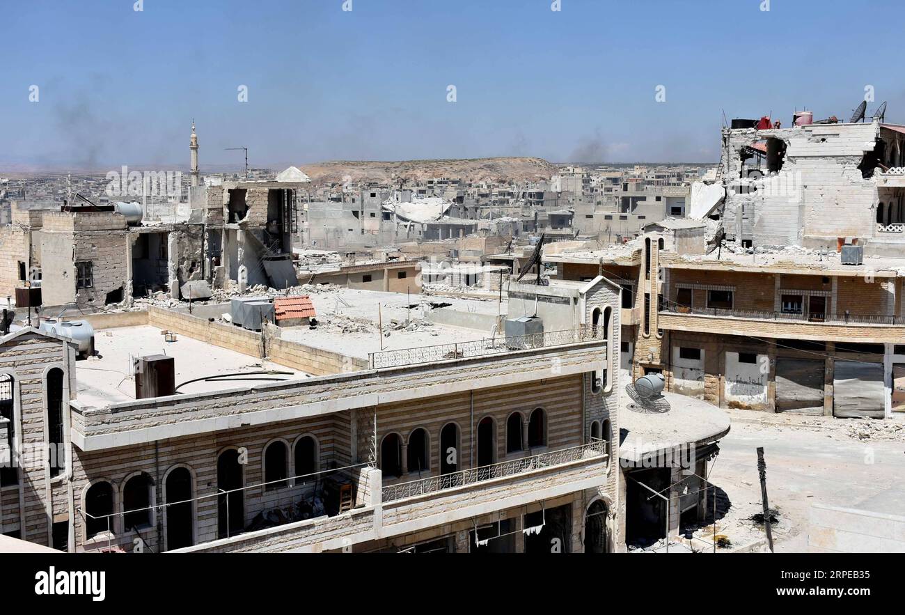 (190823) -- DAMASCO, 23 agosto 2019 -- il fumo si sta diffondendo dalla città di Khan Shaykhun nella campagna meridionale della provincia di Idlib nella Siria nord-occidentale il 23 agosto 2019. L'esercito siriano di venerdì ha completamente assicurato l'intera campagna settentrionale della provincia centrale di Hama per la prima volta dal 2012, i media statali hanno riferito. SYRIA-HAMA-IDLIB-FREED-AREAS Stringer PUBLICATIONxNOTxINxCHN Foto Stock