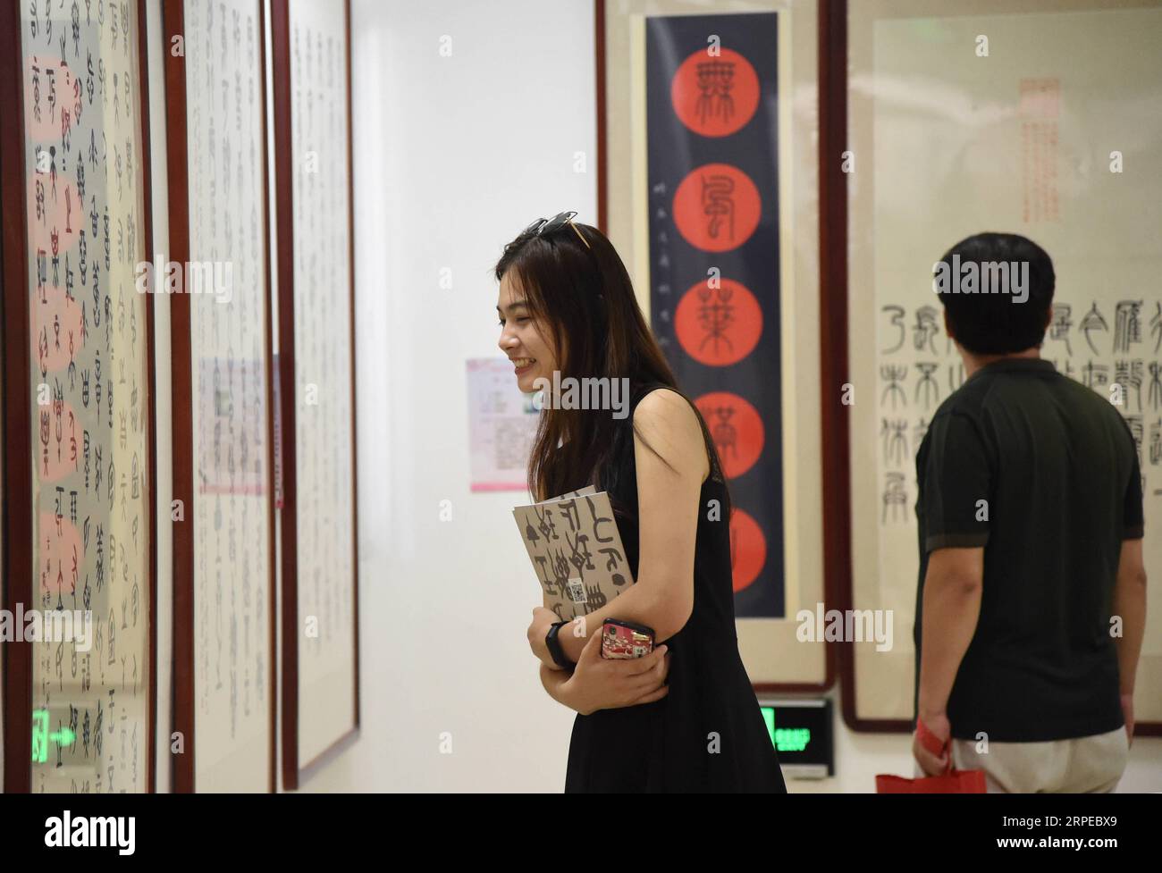 (190824) -- PECHINO, 24 agosto 2019 -- la gente guarda le opere di calligrafia in un museo nel distretto di Pinggu a Pechino, capitale della Cina, 24 agosto 2019. Una mostra di calligrafia è iniziata qui sabato. CHINA-BEIJING-CALLIGRAPHY EXHIBITION (CN) RenxChao PUBLICATIONxNOTxINxCHN Foto Stock