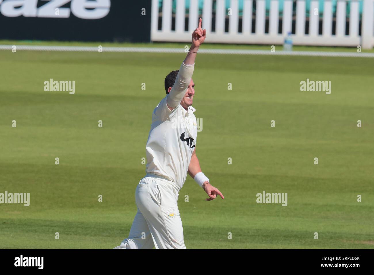 Londra, Regno Unito. 4 settembre 2023. Dan Worrall di Surrey festeggia dopo aver preso il wicket di Will Rhodes mentre Surrey affronta il Warwickshire nel County Championship al Kia Oval, il secondo giorno. Credito: David Rowe/Alamy Live News Foto Stock