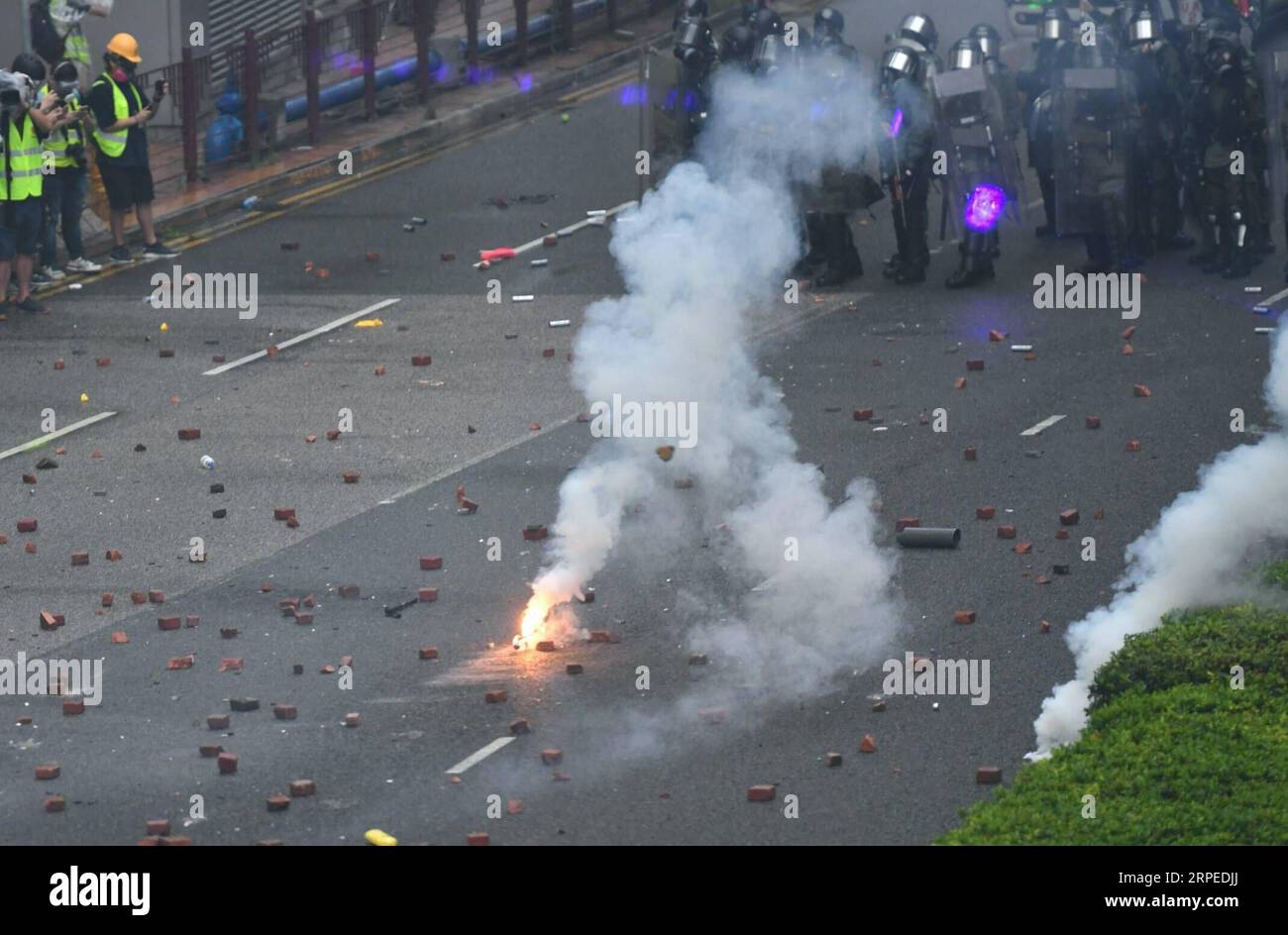 (190825) -- HONG KONG, 25 agosto 2019 -- i manifestanti radicali lanciano bombe a benzina contro gli agenti di polizia a Tsuen Wan, nei nuovi territori occidentali della Cina meridionale a Hong Kong, 25 agosto 2019. I manifestanti radicali bloccano varie strade, lanciano mattoni e pietre contro gli agenti di polizia nella protesta. ) CINA-HONG KONG-PROTESTA-VIOLENZA (CN) MAOXSIQIAN PUBLICATIONXNOTXINXCHN Foto Stock
