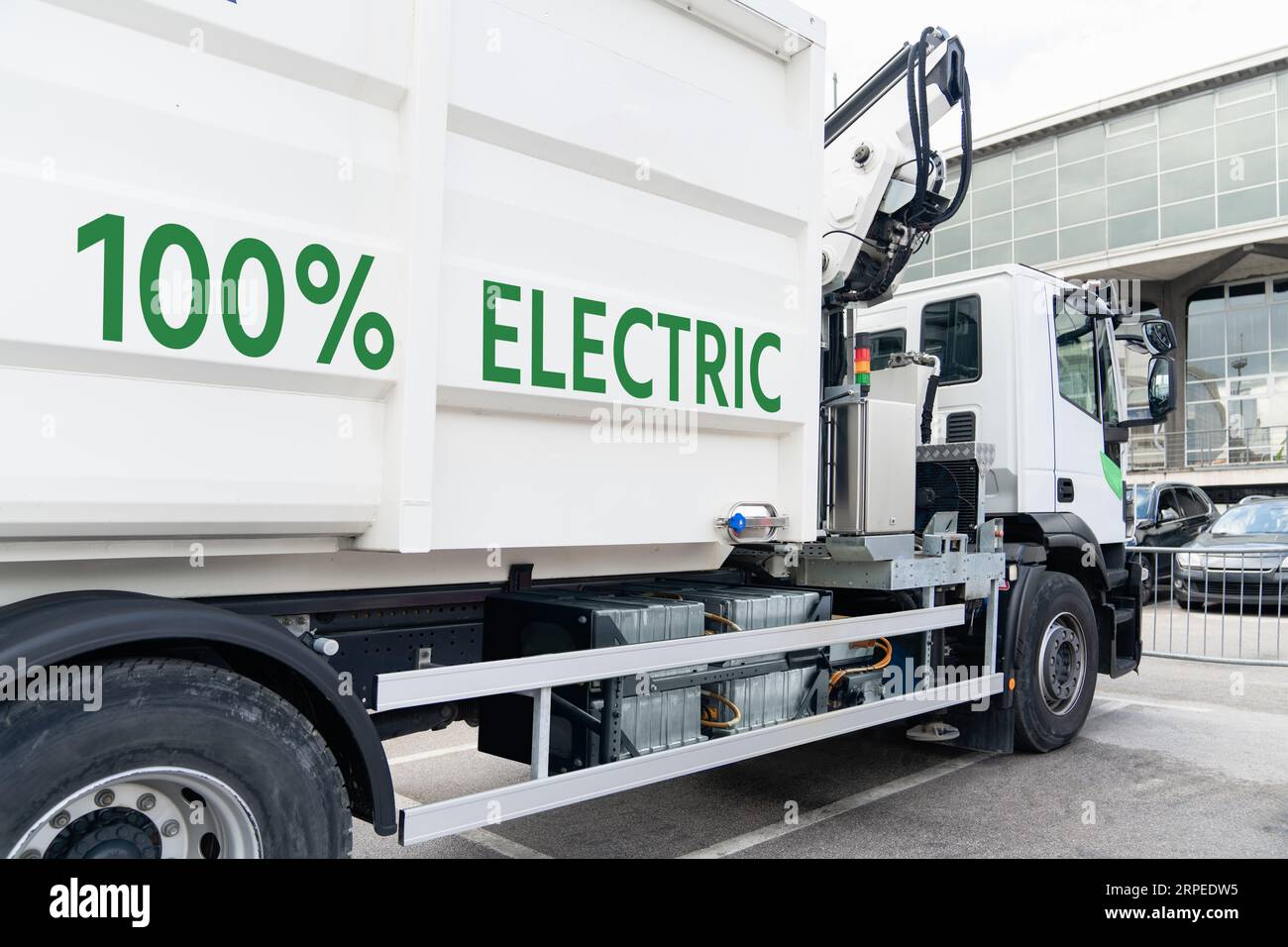 Concetto di veicolo per la raccolta rifiuti completamente elettrico. Veicolo ecologico Foto Stock