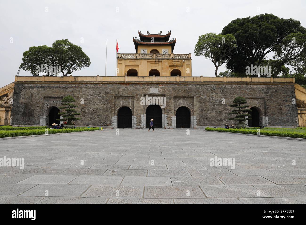 (190826) -- HANOI, ago. 26, 2019 -- foto scattata il 23 agosto 2019 mostra Doan Mon (porta Sud) della Cittadella Imperiale di Thang Long nella capitale del Vietnam Hanoi. La Cittadella Imperiale di Thang Long fu costruita nell'XI secolo. Situato nel cuore di Hanoi, il settore centrale della Cittadella Imperiale di Thang Long e' stato iscritto nella lista dei siti Patrimonio Mondiale dell'Umanita' dall'UNESCO nel 2010. VIETNAM-HANOI-THANG LONG-IMPERIAL CITTADELLA WANGXDI PUBLICATIONXNOTXINXCHN Foto Stock
