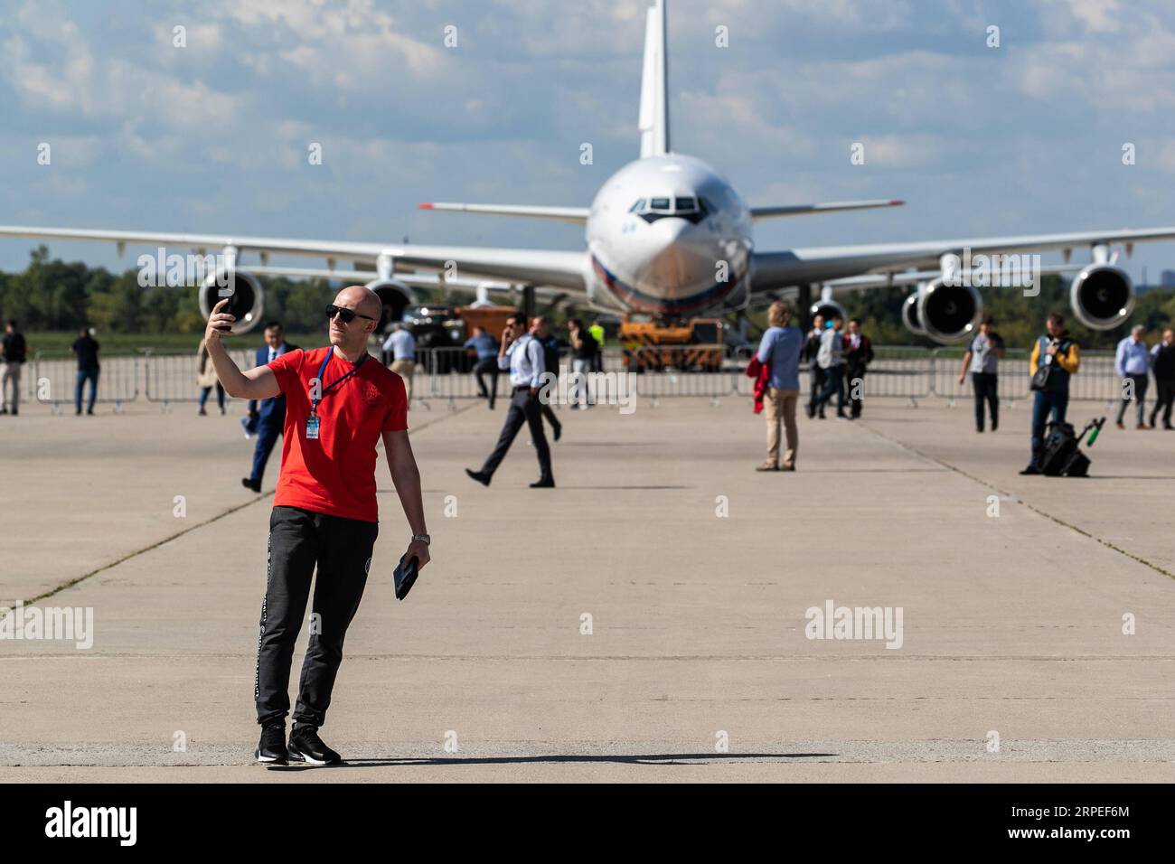 (190827) -- MOSCA, 27 agosto 2019 -- i turisti visitano il salone internazionale dell'aviazione e dello spazio MAKS 2019 a Zhukovsky, Russia, 27 agosto 2019. Lo spettacolo aereo è iniziato martedì. ) RUSSIA-MOSCA-AIR SHOW-MAKS 2019 BaixXueqi PUBLICATIONxNOTxINxCHN Foto Stock