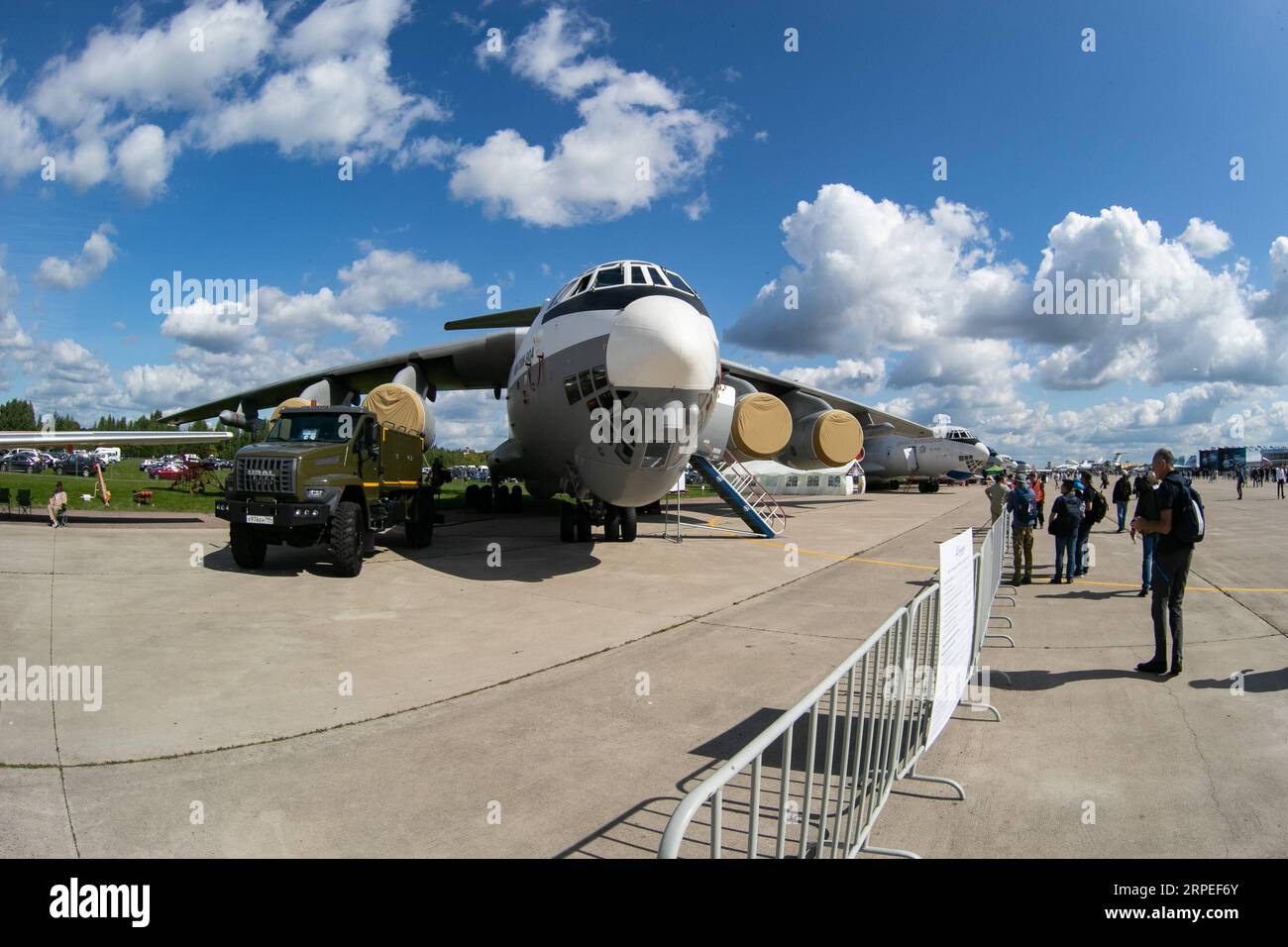 (190827) -- MOSCA, agosto 27, 2019 -- i turisti vedono un aereo cisterna durante il salone internazionale dell'aviazione e dello spazio MAKS 2019 a Zhukovsky, Russia, agosto 27, 2019. Lo spettacolo aereo è iniziato martedì. ) RUSSIA-MOSCA-AIR SHOW-MAKS 2019 BaixXueqi PUBLICATIONxNOTxINxCHN Foto Stock