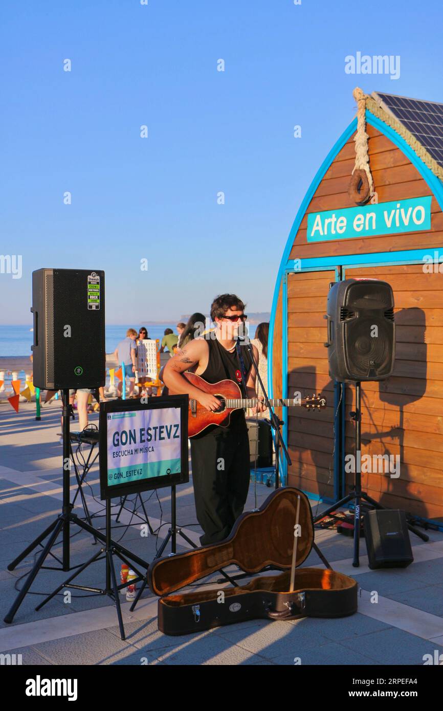 Fila di bancarelle con musica dal vivo da Gon Estevz sul lungomare durante l'evento Bano de Olas Sardinero Santander Cantabria Spagna Foto Stock