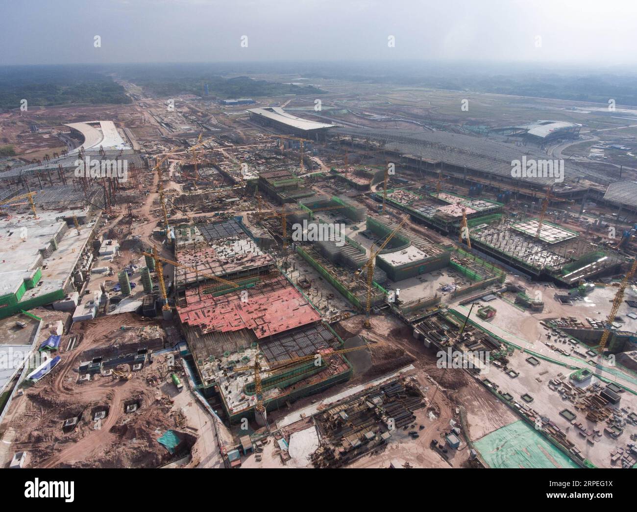 (190828) -- CHENGDU, 28 agosto 2019 -- foto aerea scattata il 27 agosto 2019 mostra il cantiere dell'aeroporto internazionale di Chengdu Tianfu a Jianyang, a circa 50 chilometri dal centro di Chengdu, nella provincia del Sichuan della Cina sud-occidentale. La struttura principale del Terminal 2 dell'Aeroporto Internazionale di Chengdu Tianfu è stata limitata mercoledì. L'aeroporto internazionale di Chengdu Tianfu dovrebbe entrare in funzione nel 2021. ) CHINA-CHENGDU-AIRPORT-CONSTRUCTION (CN) JiangxHongjing PUBLICATIONxNOTxINxCHN Foto Stock