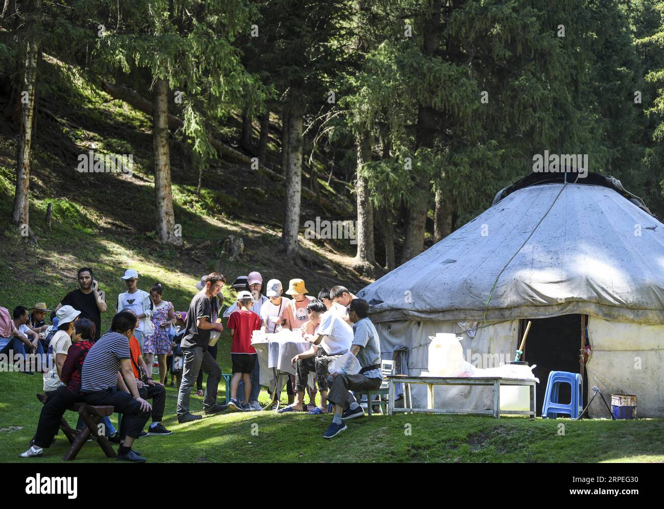 (190828) -- URUMQI, 28 agosto 2019 -- i turisti visitano una struttura per il tempo libero gestita da una famiglia nomade locale nell'area panoramica del Grand Canyon di Urumqi Tianshan a Urumqi, nella regione autonoma di Xinjiang Uygur della Cina nord-occidentale, 9 agosto 2019. Un numero crescente di residenti locali sta facendo soldi dall'attuale boom turistico nello Xinjiang. Oltre 32.000 persone sono state impiegate nel settore del turismo nella prima metà del 2019. ) CHINA-XINJIANG-ECONOMIA-TURISMO-OCCUPAZIONE (CN) WANGXFEI PUBLICATIONXNOTXINXCHN Foto Stock