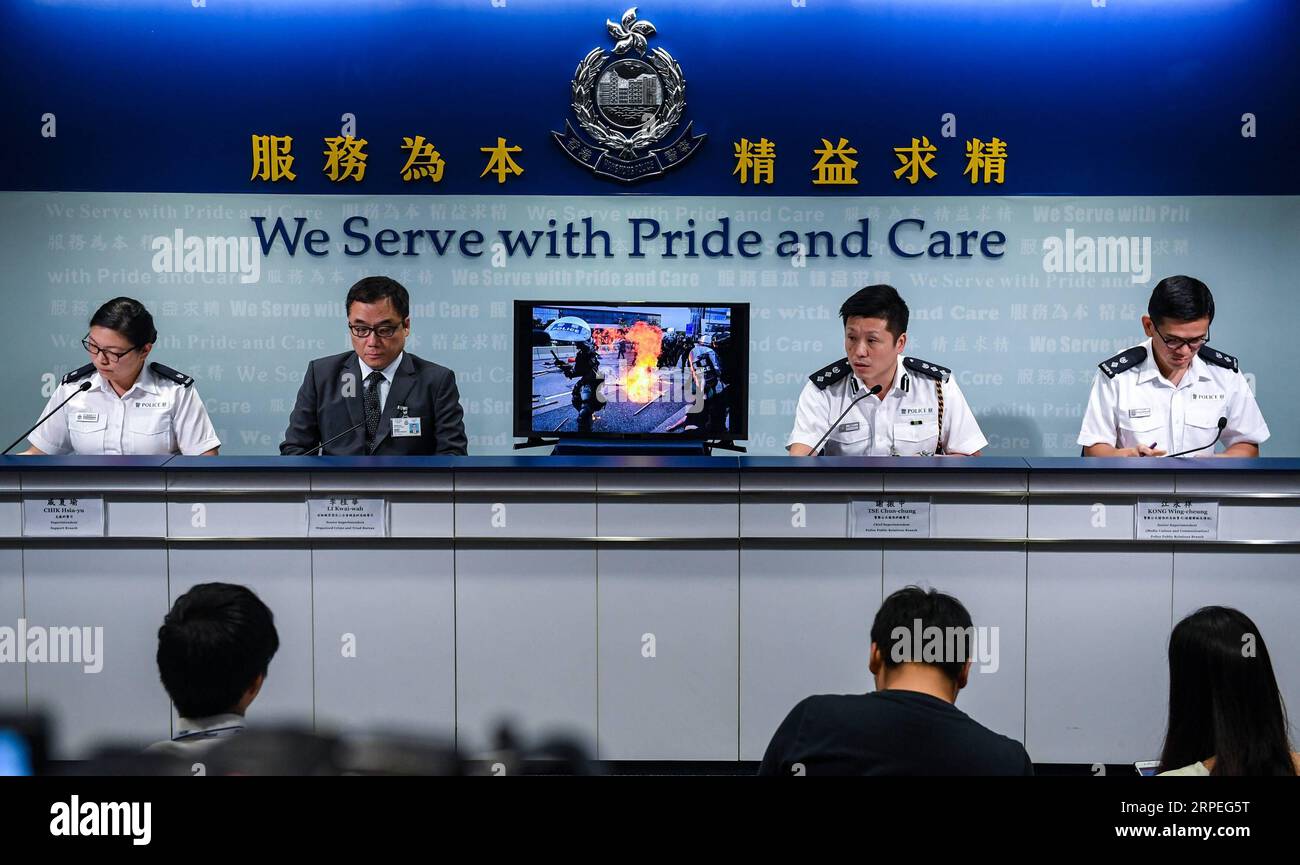 (190828) -- HONG KONG, 28 agosto 2019 -- la polizia di Hong Kong mostra un'immagine di atti violenti da parte di manifestanti radicali durante una conferenza stampa quotidiana nella Cina meridionale a Hong Kong, 28 agosto 2019. Mercoledì la polizia di Hong Kong ha affermato che negli ultimi due mesi si è intensificata la violenza nelle proteste e nelle assemblee, impegnando ogni sforzo per assicurare alla giustizia tutti i trasgressori. Finora, quasi 900 persone coinvolte in incidenti violenti sono state arrestate. ) CINA-HONG KONG-POLIZIA-CONFERENZA STAMPA (CN) MAOXSIQIAN PUBLICATIONXNOTXINXCHN Foto Stock