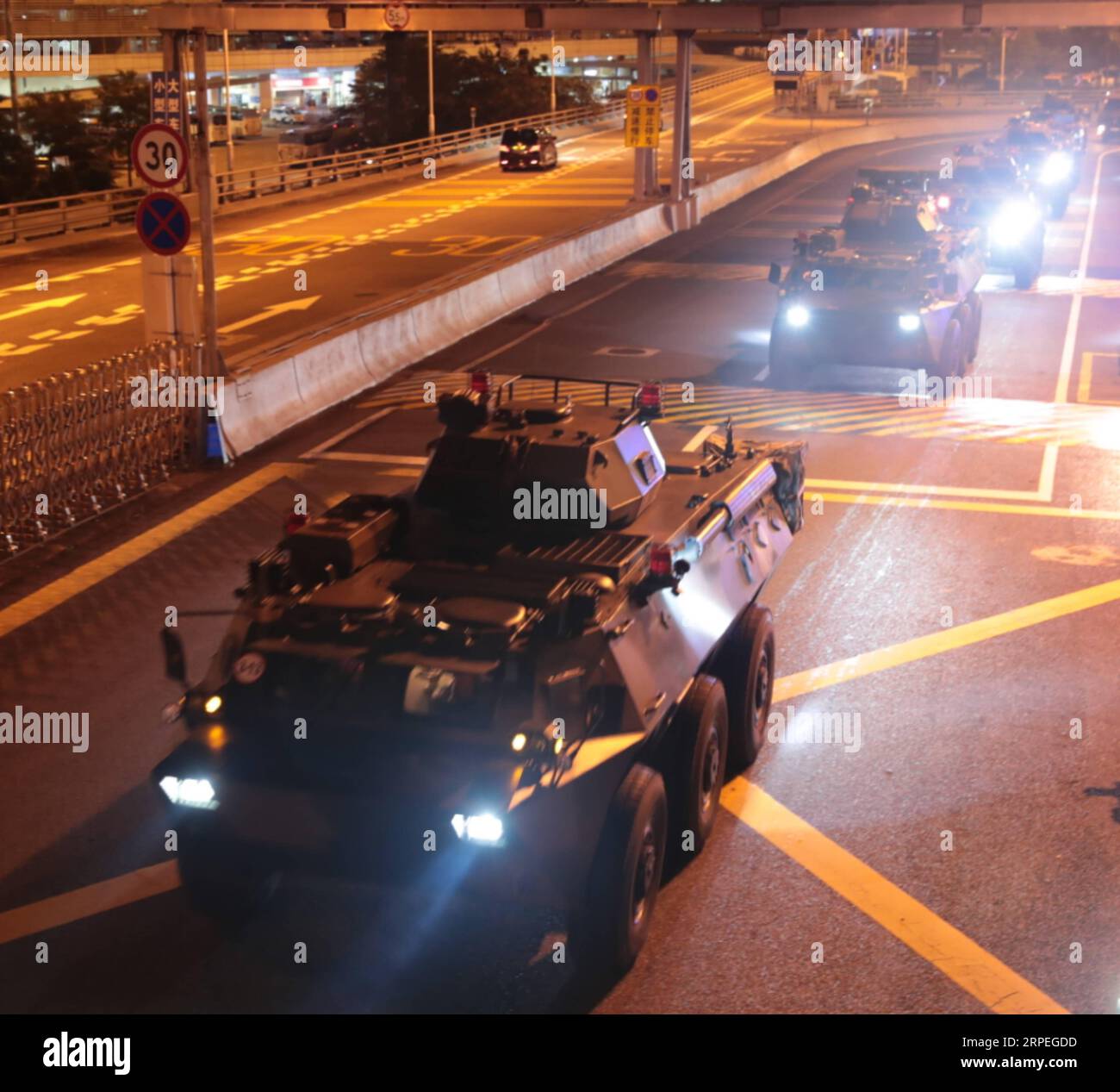 Hongkong, Truppenaustausch (190829) - HONG KONG, ago. 29, 2019 -- veicoli militari dell'Esercito Popolare Cinese di Liberazione (PLA) passano Huanggang Port per una rotazione di truppe di routine nel sud della Cina a Hong Kong, 29 agosto 2019. La guarnigione di Hong Kong del PLA cinese ha condotto la 22a rotazione dei suoi membri nelle ore piccole di giovedì da quando ha iniziato a presidiare Hong Kong nel 1997. (Foto di Yuan Junmin/Xinhua) CHINA-HONG KONG-PLA-22ND ROUTINE ROTATION (CN) LixGang PUBLICATIONxNOTxINxCHN Foto Stock