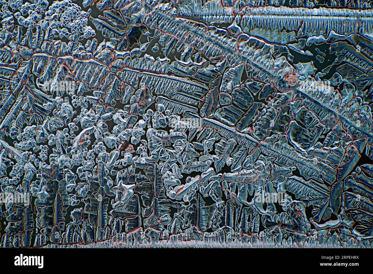 L'immagine presenta cloruro di ammonio cristallizzato fotografato attraverso il microscopio in luce polarizzata con un ingrandimento di 100X. Foto Stock