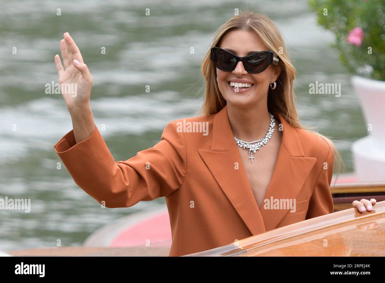 Venezia, Italia. 4 settembre 2023. Sveva Alviti arriva al molo dell'Hotel Excelsior al Lido di Venezia per il 80° Festival del Cinema di Venezia 2023. Credito: SOPA Images Limited/Alamy Live News Foto Stock