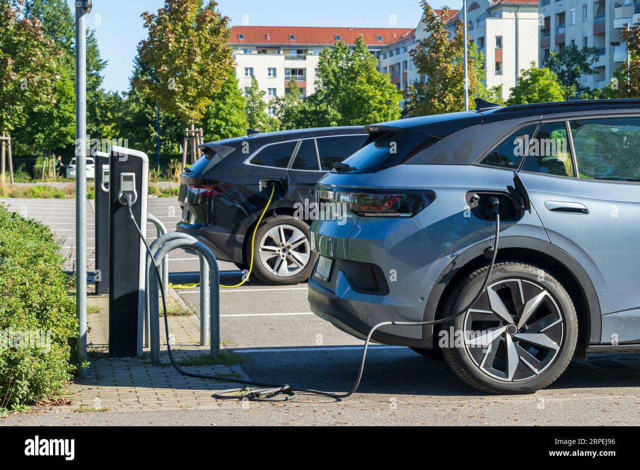 Le auto elettriche caricano le batterie Foto Stock