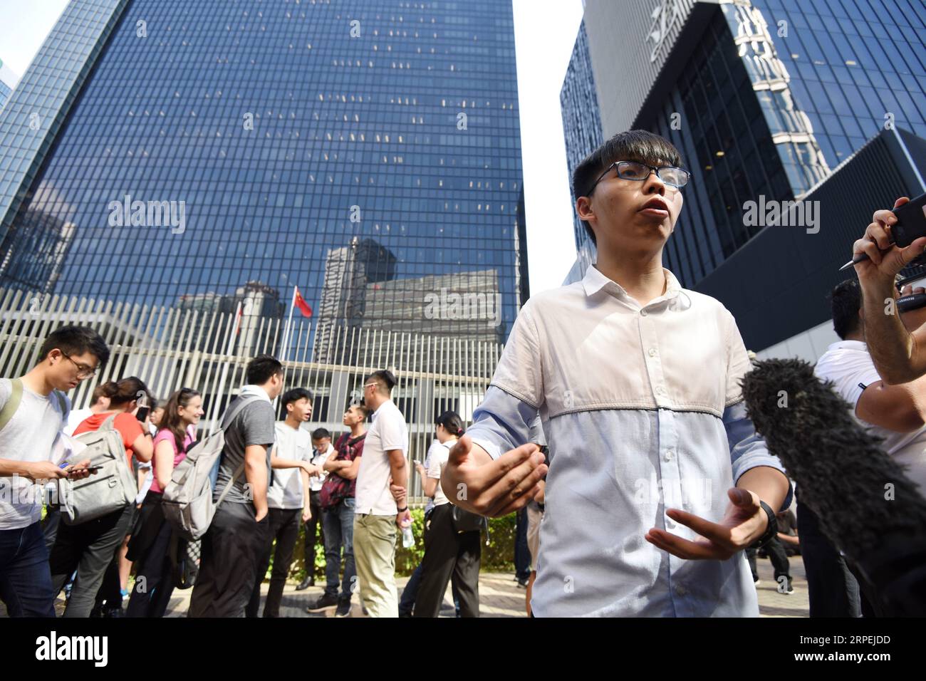 (190830) -- HONG KONG, 30 agosto 2019 (Xinhua) -- in questa foto scattata il 30 giugno 2017, Joshua Wong chi-fung (fronte) parla durante un'intervista davanti alla sede del governo della regione amministrativa speciale di Hong Kong (HKSAR) a Hong Kong, nel sud della Cina. Tre leader dei gruppi politici che sostengono l'indipendenza di Hong Kong, Joshua Wong chi-fung, Agnes Chow Ting e Andy Chan ho-Tin, sono stati arrestati, la polizia di Hong Kong ha confermato venerdì. (XINHUA) CINA-HONG KONG-POLIZIA-GRUPPI DI DETENZIONE LEADER (CN) PUBLICATIONXNOTXINXCHN Foto Stock