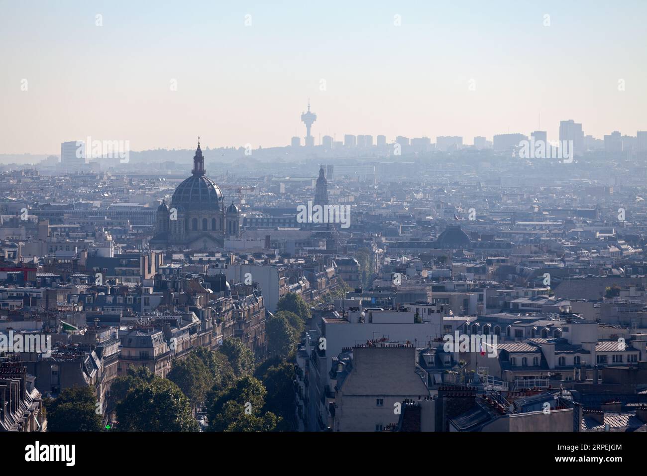 Vista di Parigi dal tetto dell'Arco di Trionfo con l'Église Saint-Augustin de Paris, il Cercle National des Armées, l'Église de la Trinité A. Foto Stock