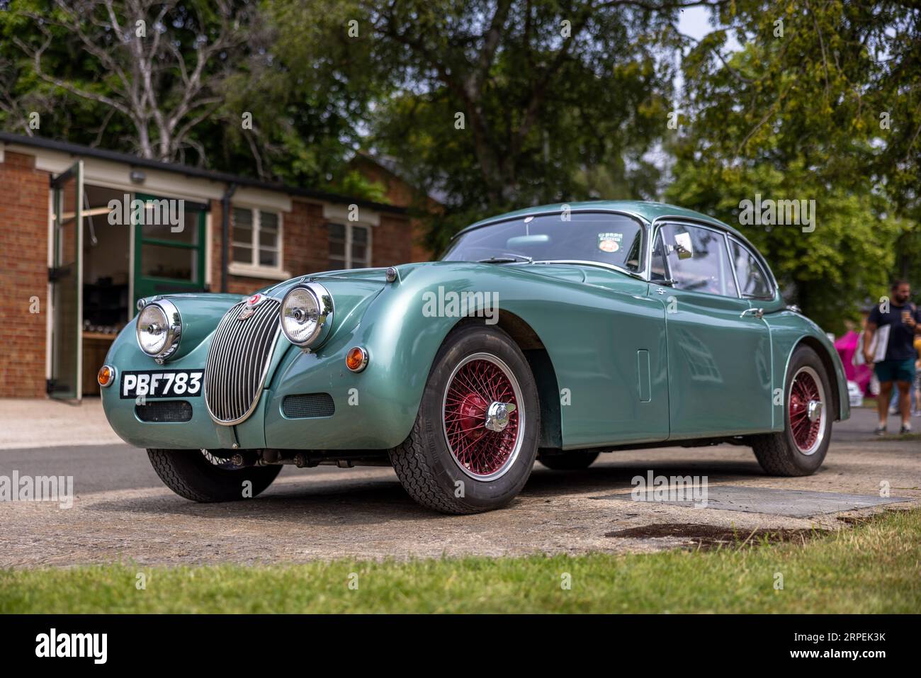 1959 Jaguar XK150 «PBF783» in mostra al Bicester Flywheel tenutosi presso il Bicester Heritage Centre il 17 giugno 2023. Foto Stock