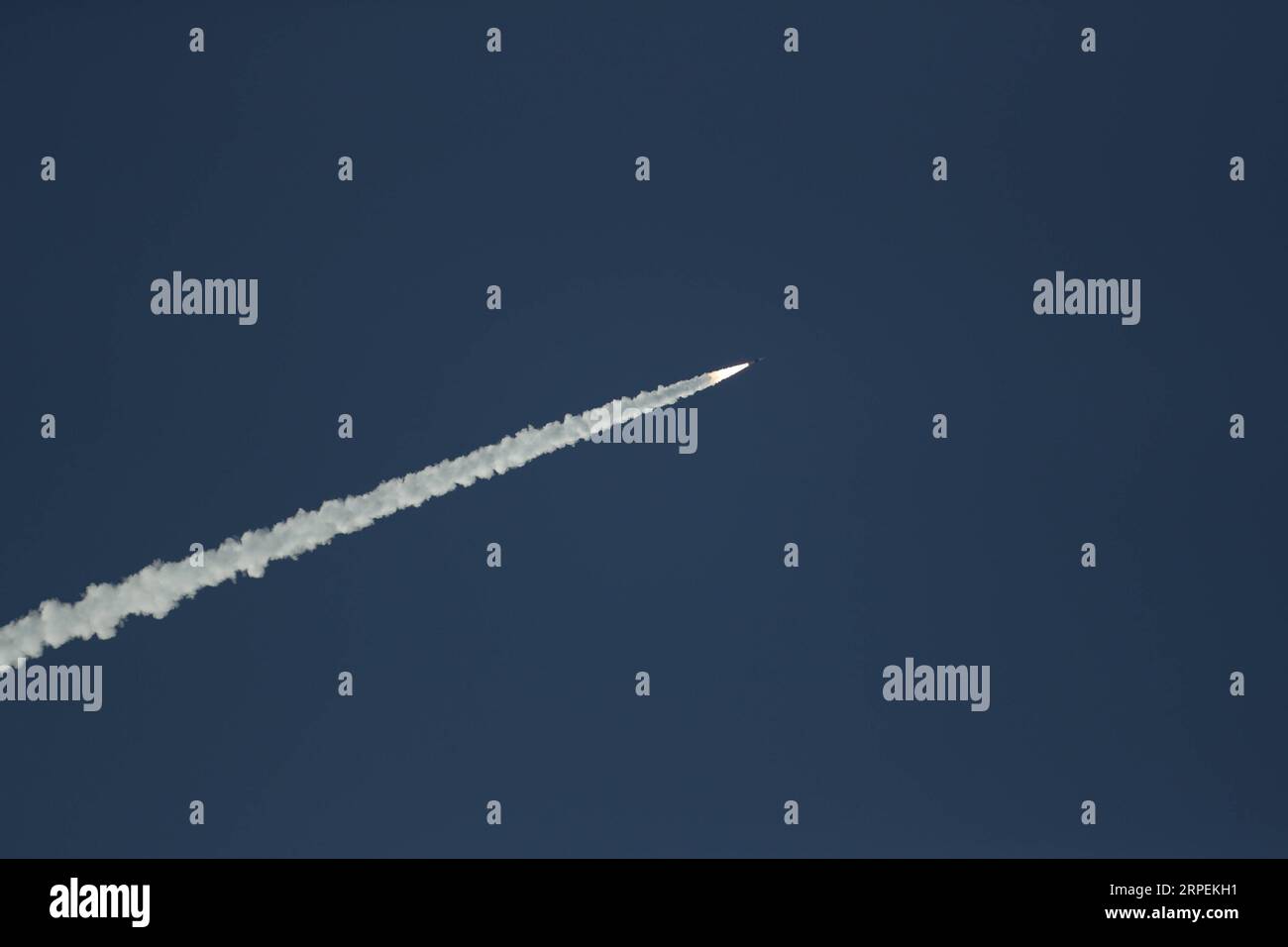 Cina, Raketenstart in Jiuquan (190831) -- JIUQUAN, agosto 31, 2019 -- due satelliti per esperimenti tecnologici sono inviati nello spazio da un razzo vettore Kuaizhou-1A, o KZ-1A, dal Jiuquan satellite Launch Center nella provincia del Gansu della Cina nord-occidentale, il 31 agosto 2019. Il razzo è esploso alle 7:41 del mattino e ha mandato i due satelliti nella loro orbita pianificata. Kuaizhou-1A, che significa nave veloce, è un razzo portante a combustibile solido a basso costo con elevata affidabilità e un breve periodo di preparazione. Il razzo, sviluppato da una società sotto la China Aerospace Science and Industry Corporation, è utilizzato principalmente per t Foto Stock