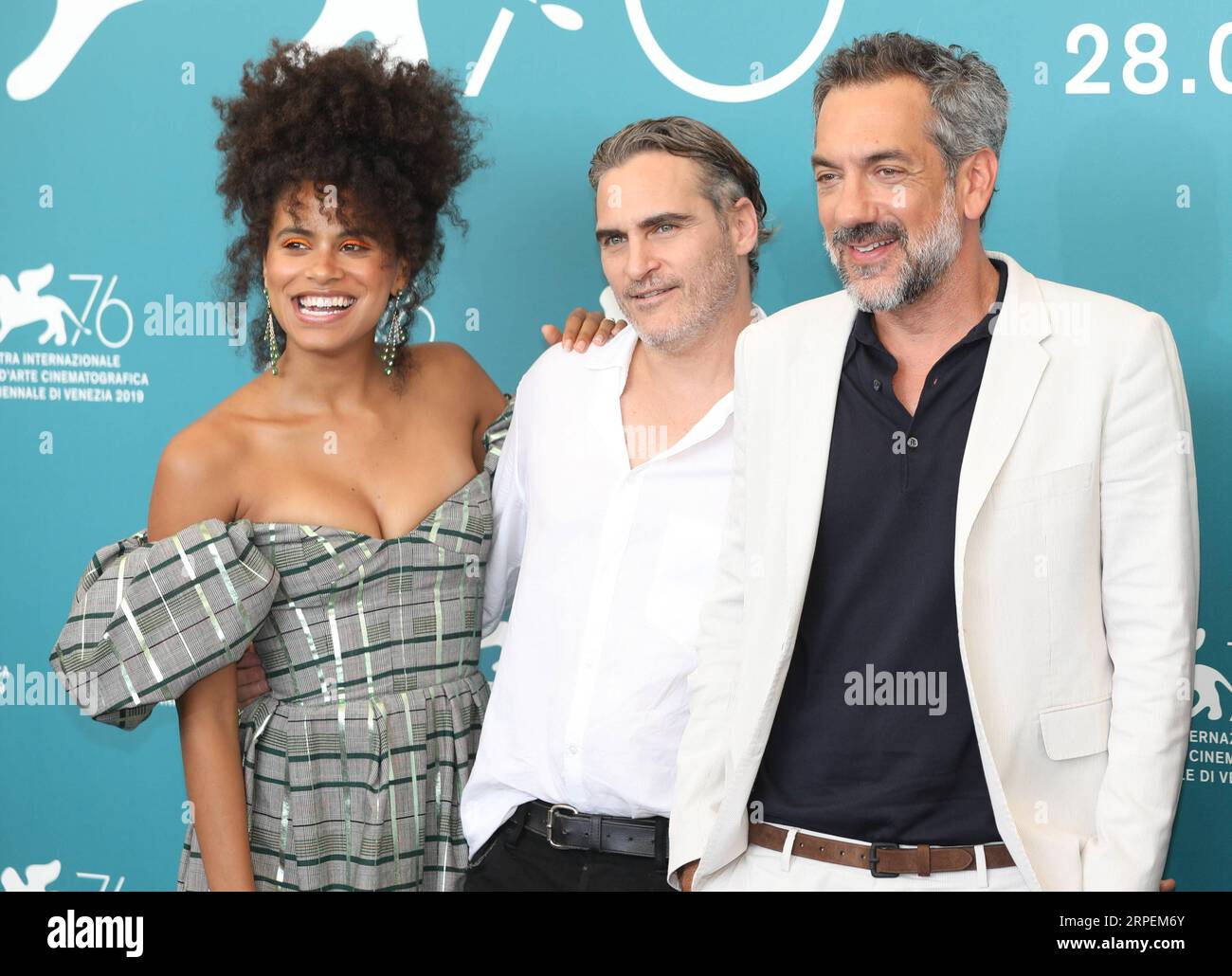 Entertainment Bilder des Tages 190831 -- VENEZIA, agosto 31, 2019 -- l'attrice Zazie Beetz, l'attore Joaquin Phoenix e il regista Todd Phillips L to R assistono a una photocall per il film Joker durante la 76a Mostra Internazionale d'Arte cinematografica di Venezia, Italia, il 31 agosto 2019. ITALY-VENICE-FILM FESTIVAL- JOKER ChengxTingting PUBLICATIONxNOTxINxCHN Foto Stock